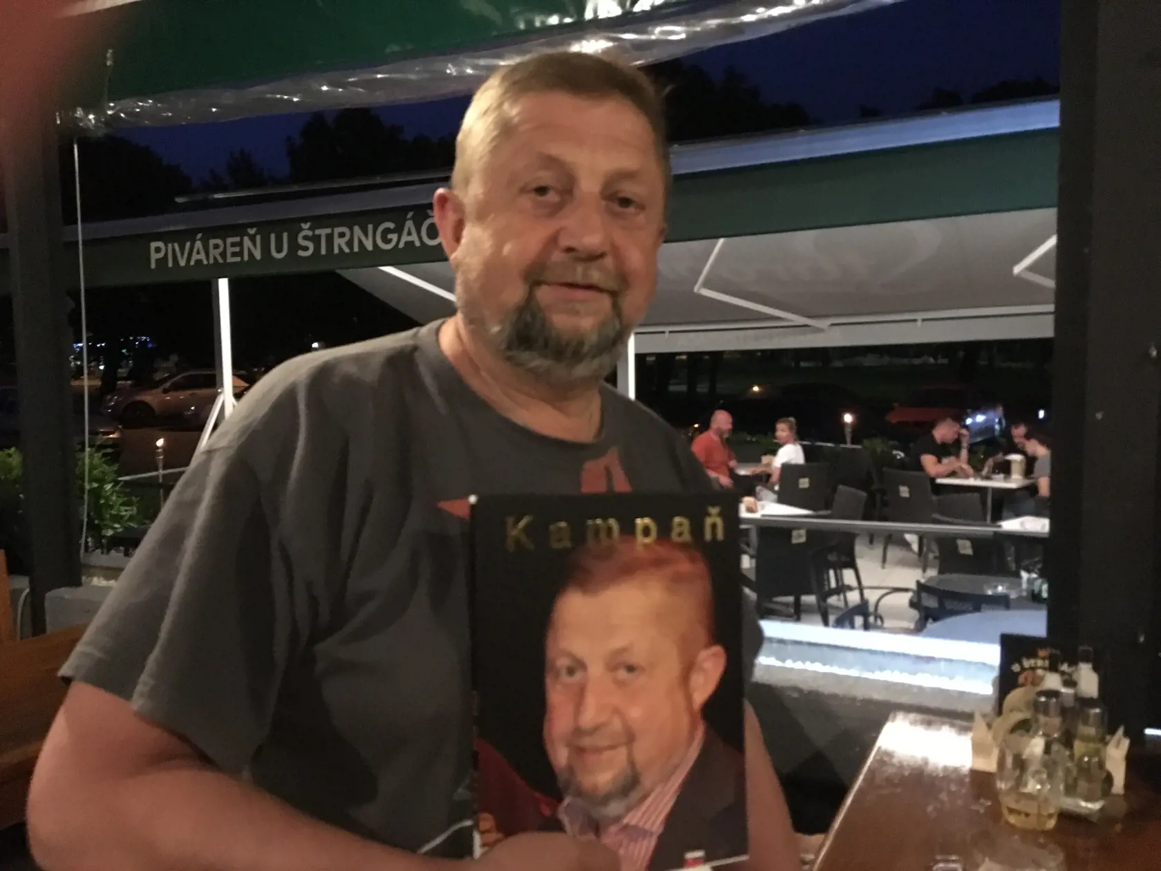 Od rodiny dostal fotoknihu, ktorá dokumentuje jeho prezidentskú kampaň.