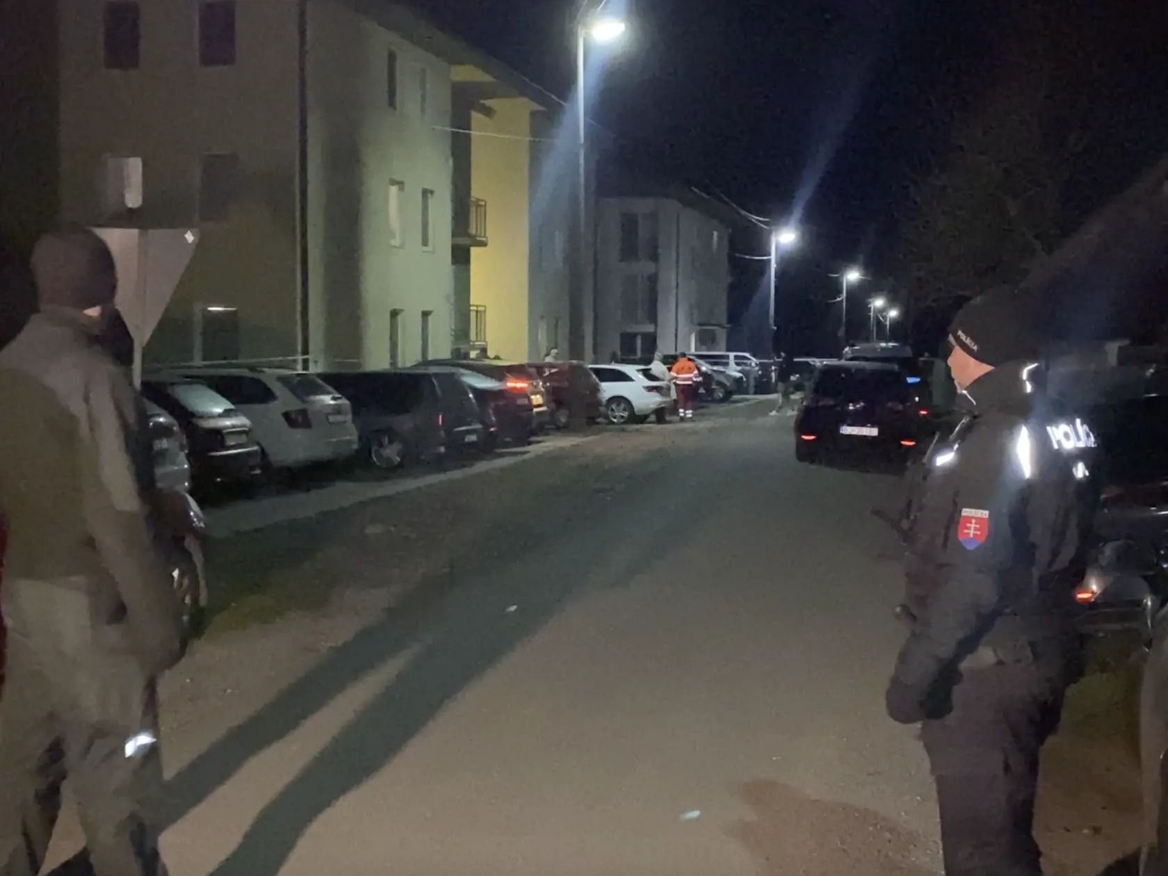 Ulica hrôzy. V Rokytove pri Bardejove, v prvom bytovom dome vľavo na fotografii, na prízemí, policajt zastrelil iba mesačné bábätko a potom zbraň obrátil proti sebe.