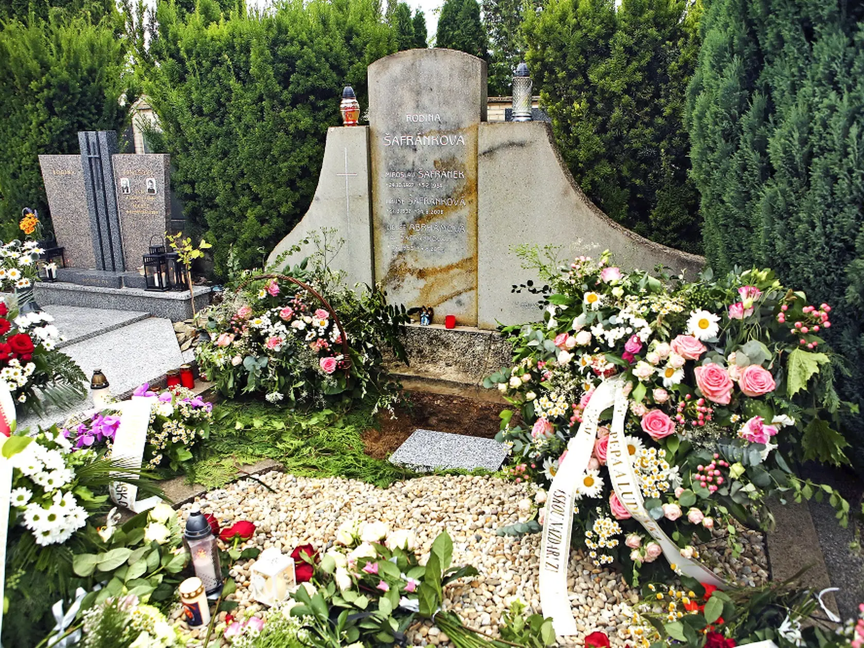 Umelec nebude pochovaný spolu s Libušou v Šlapaniciach pri Brne.