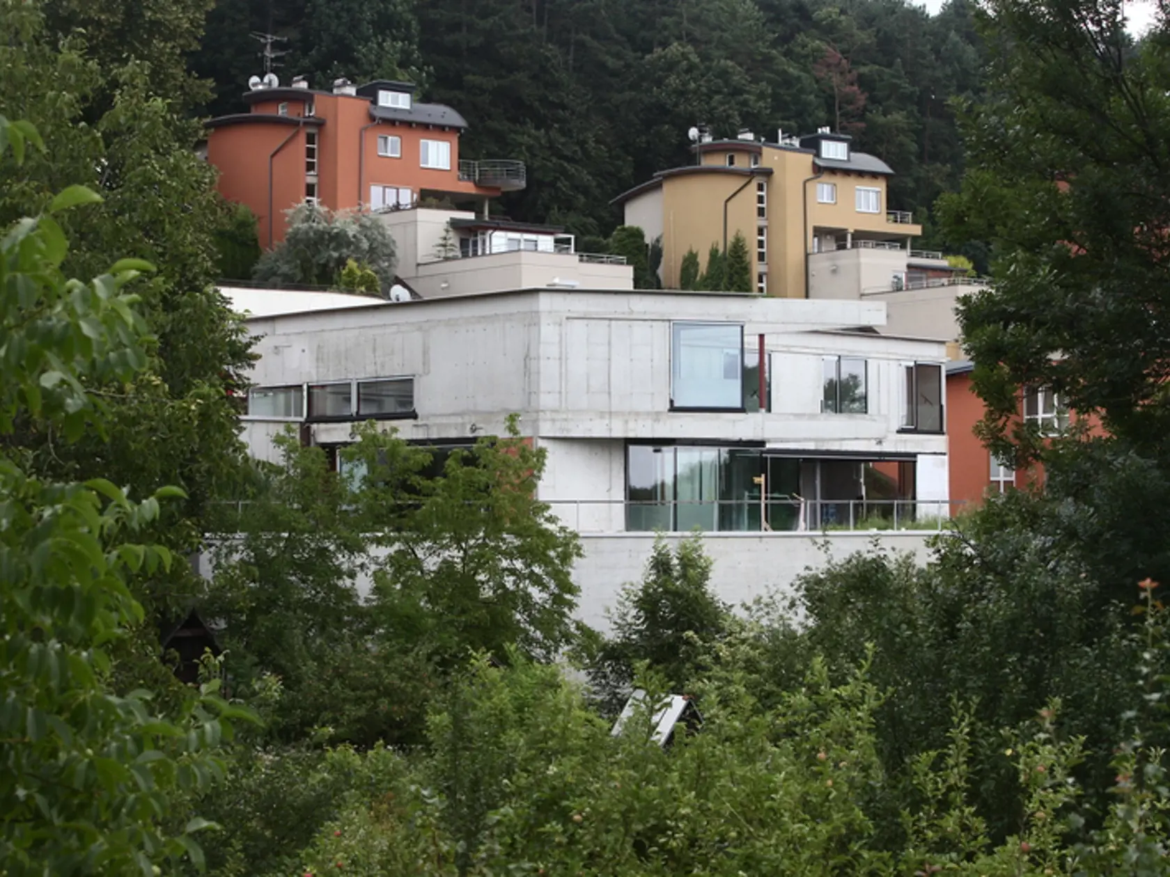 Gáborík vlastní viacero nehnuteľností na Slovensku. V Trenčíne býva s rodinou v priestrannom dome v luxusnej štvrti.