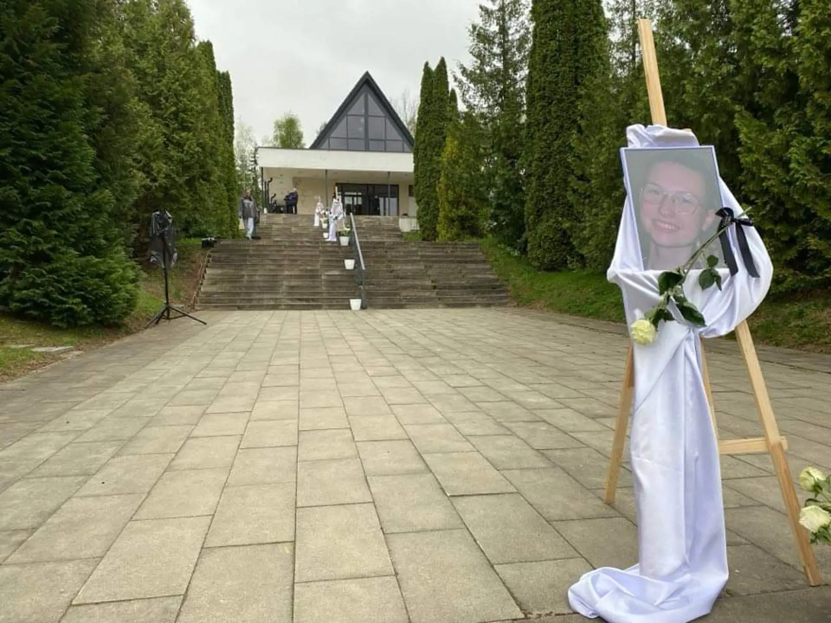Schody k Domu smútku sú takto vyzdobené.