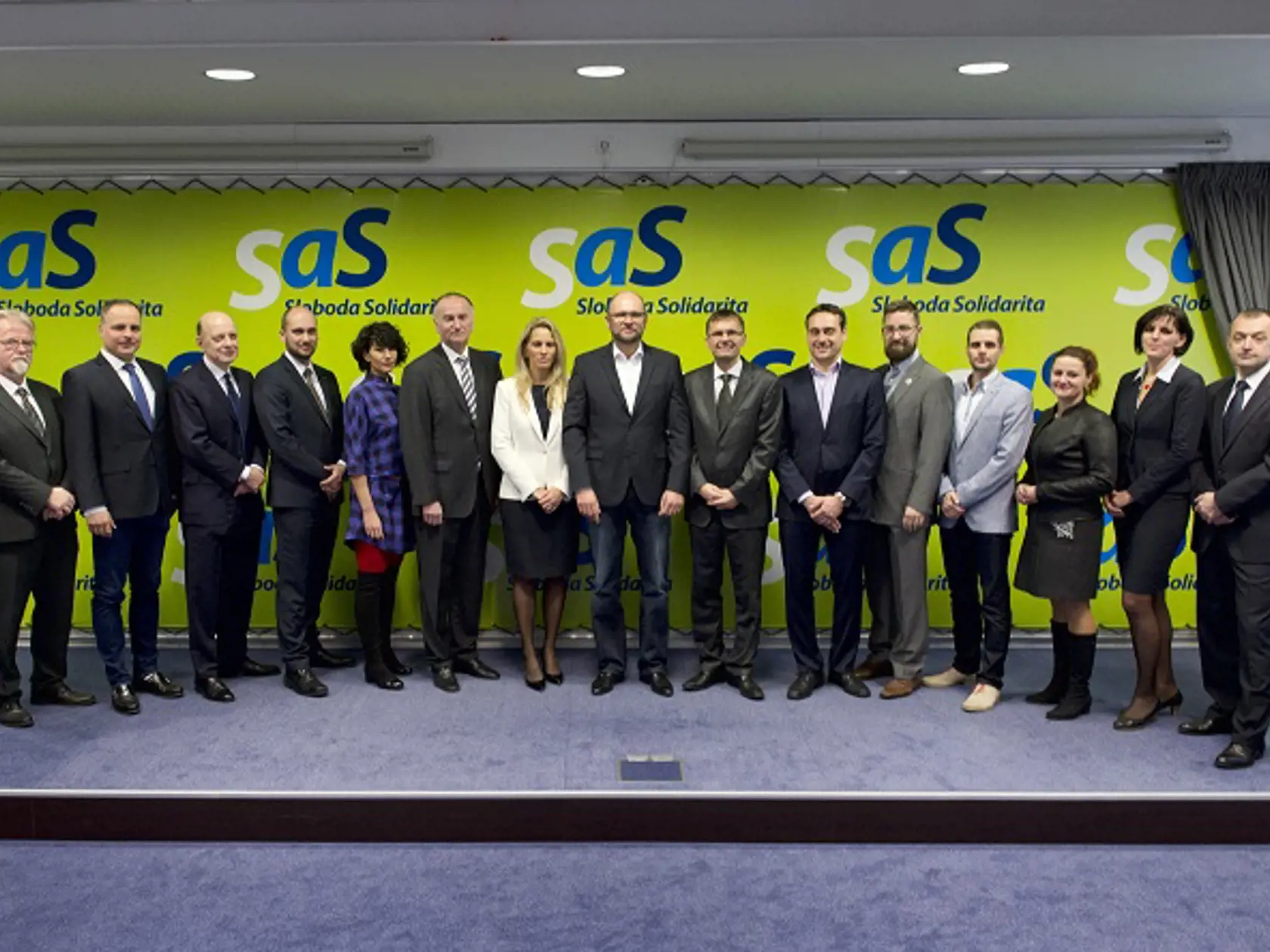 Na snímke sprava Miroslav Ivan, Renáta Kaščáková, Natália Blahová, Martin Klus, Martin Poliačik, Jozef Rjtár, Ľubomír Galko, predseda SaS Richard Sulík, Jana Kiššová, Eugen Jurzyca, Lucia Nicholsonová, Karol Galek, Alojz Baránik, Juraj Droba a Peter Osuský počas tlačovej konferencie strany Sloboda a Solidarita (SaS) pri predstavení kandidátky SaS do parlamentných volieb 2016. V Bratislave 30. novembra 2015. FOTO TASR - Pavel Neubauer
