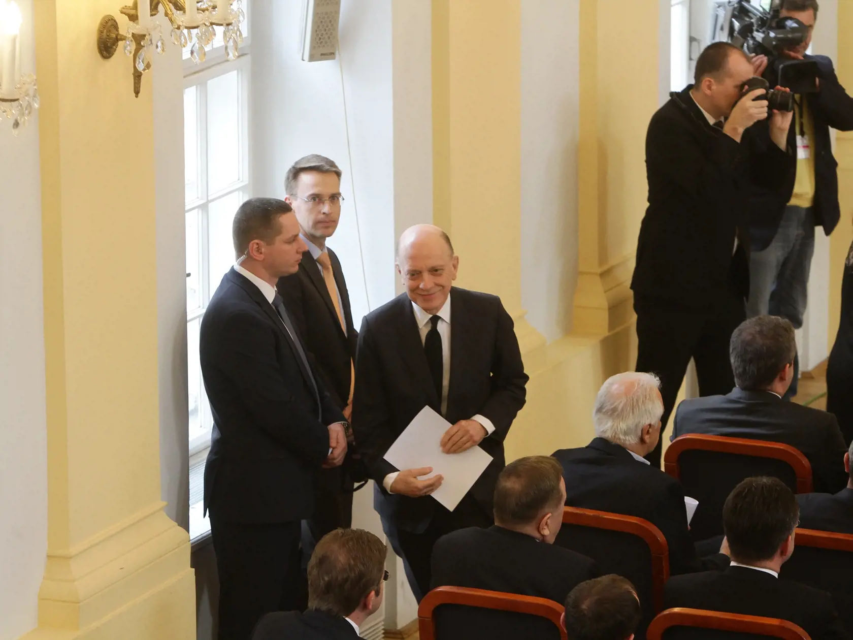 Alojz Baranik (SAS) si prebera osvedcenie o zvoleni za poslanca NSR.