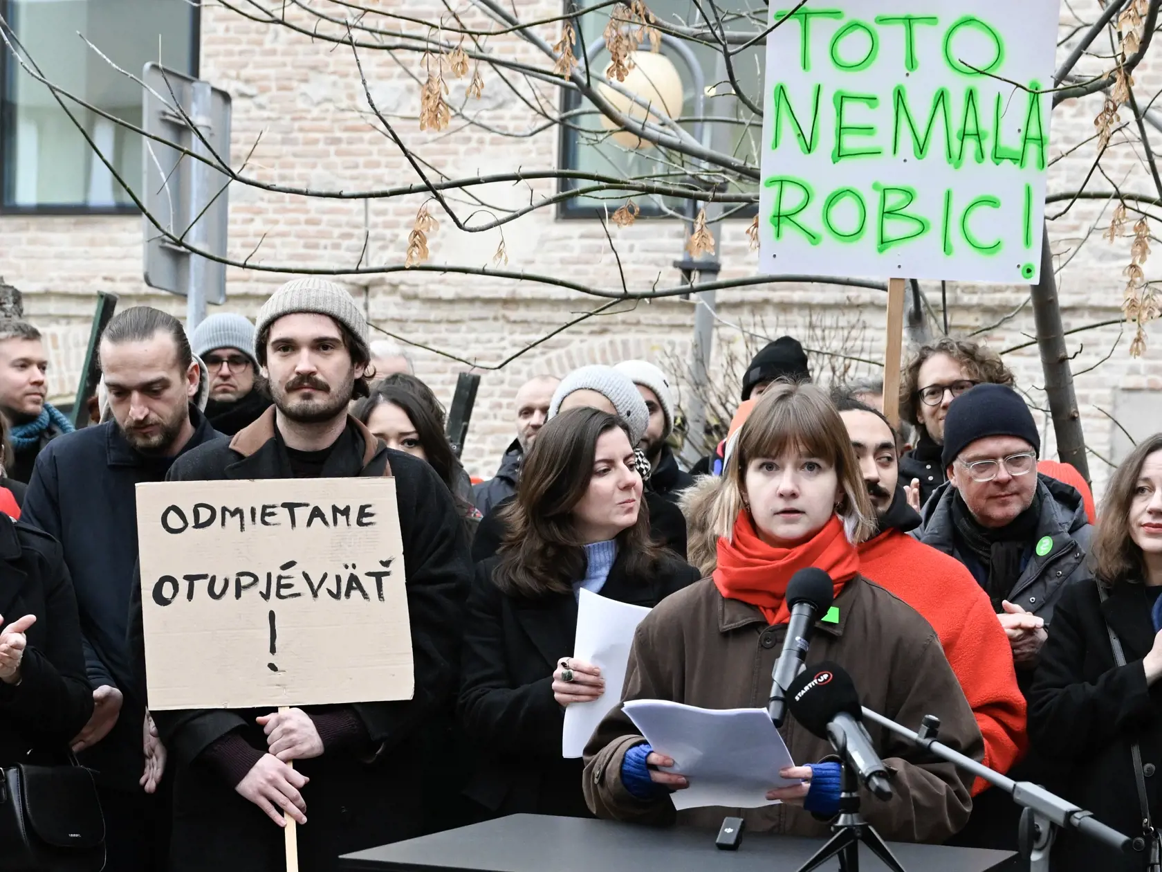 Na snímke v popredí Zuzana Dzurdzíková pri prejave počas tlačovej konferencie Slovenskej národnej galérie (SNG) k Výzve na ochranu SNG 21. novembra 2024 v Bratislave. FOTO TASR - Pavel Neubauer

 