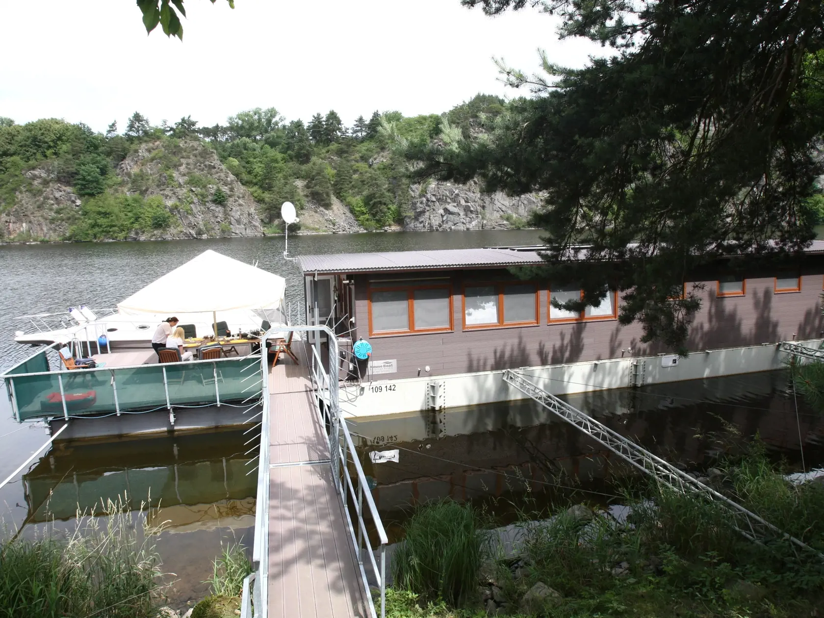 Helena Vondrackova s manzelom na hausbote, vltavske kaskady.