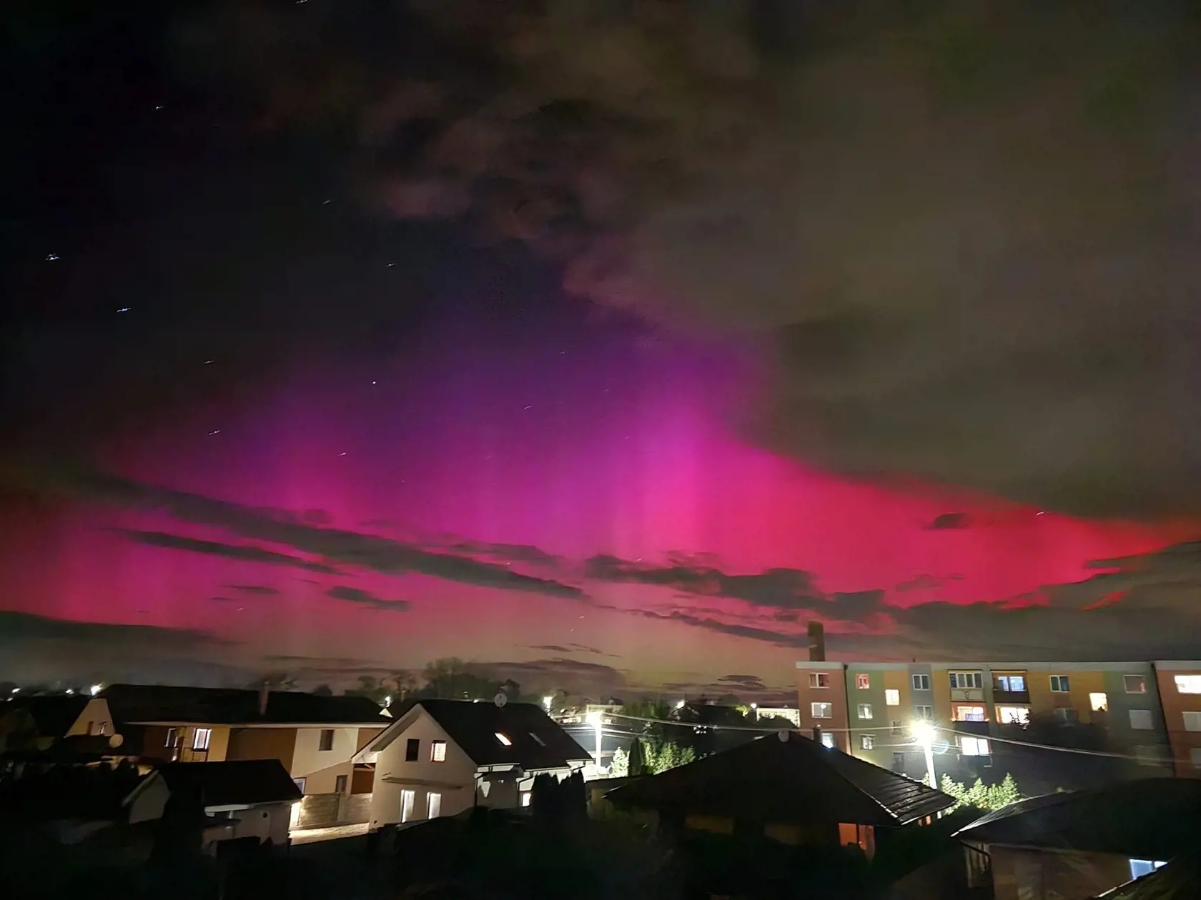 Polárna žiara nad obcou Špačince.