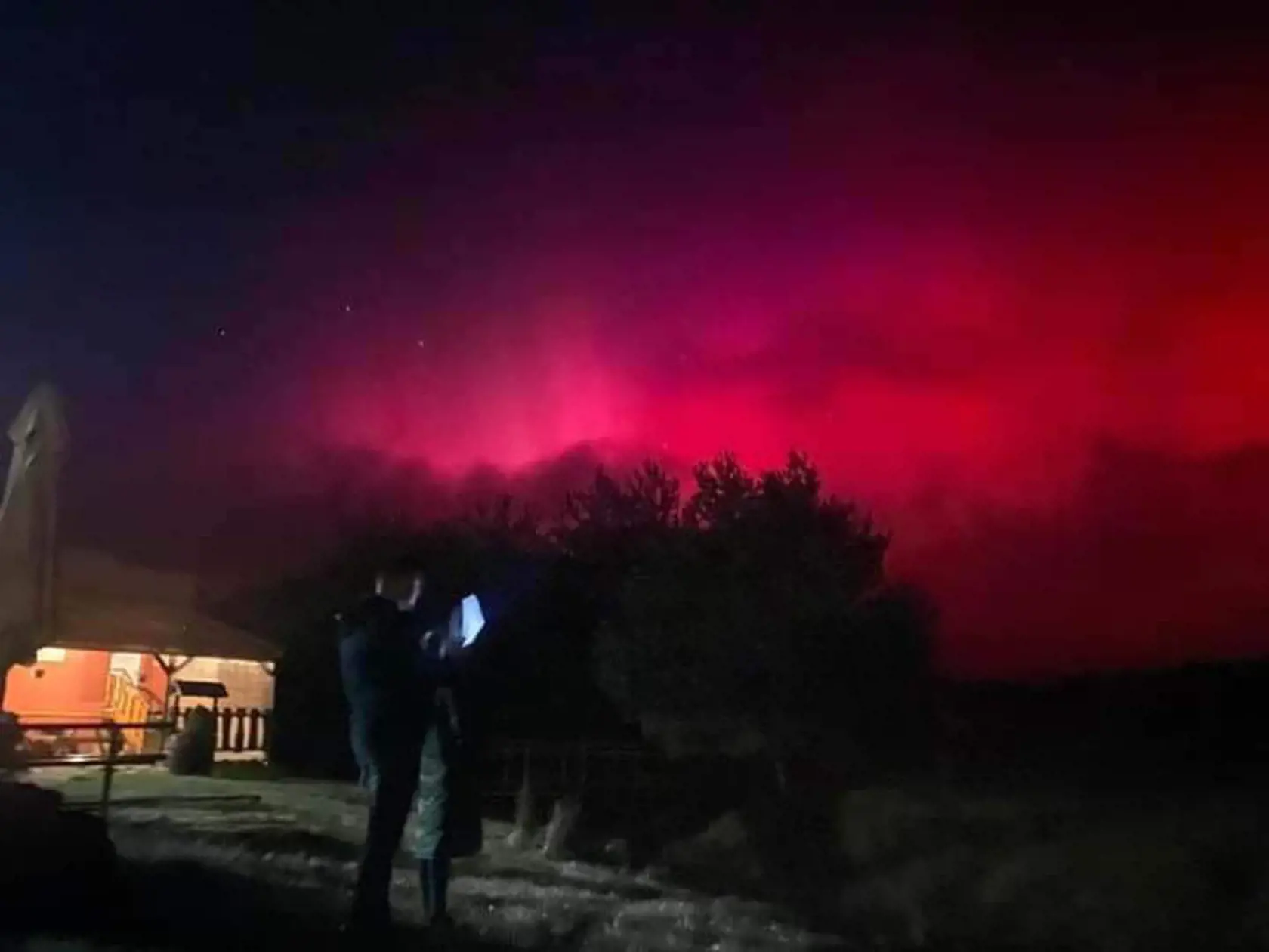 Polárna žiara nad obcou Topoľovka.