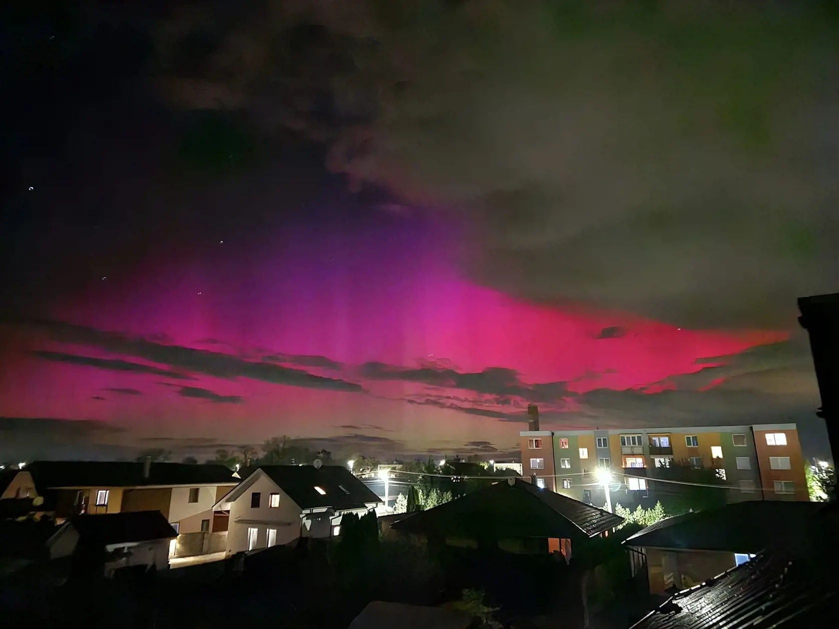 Polárna žiara nad obcou Špačince.