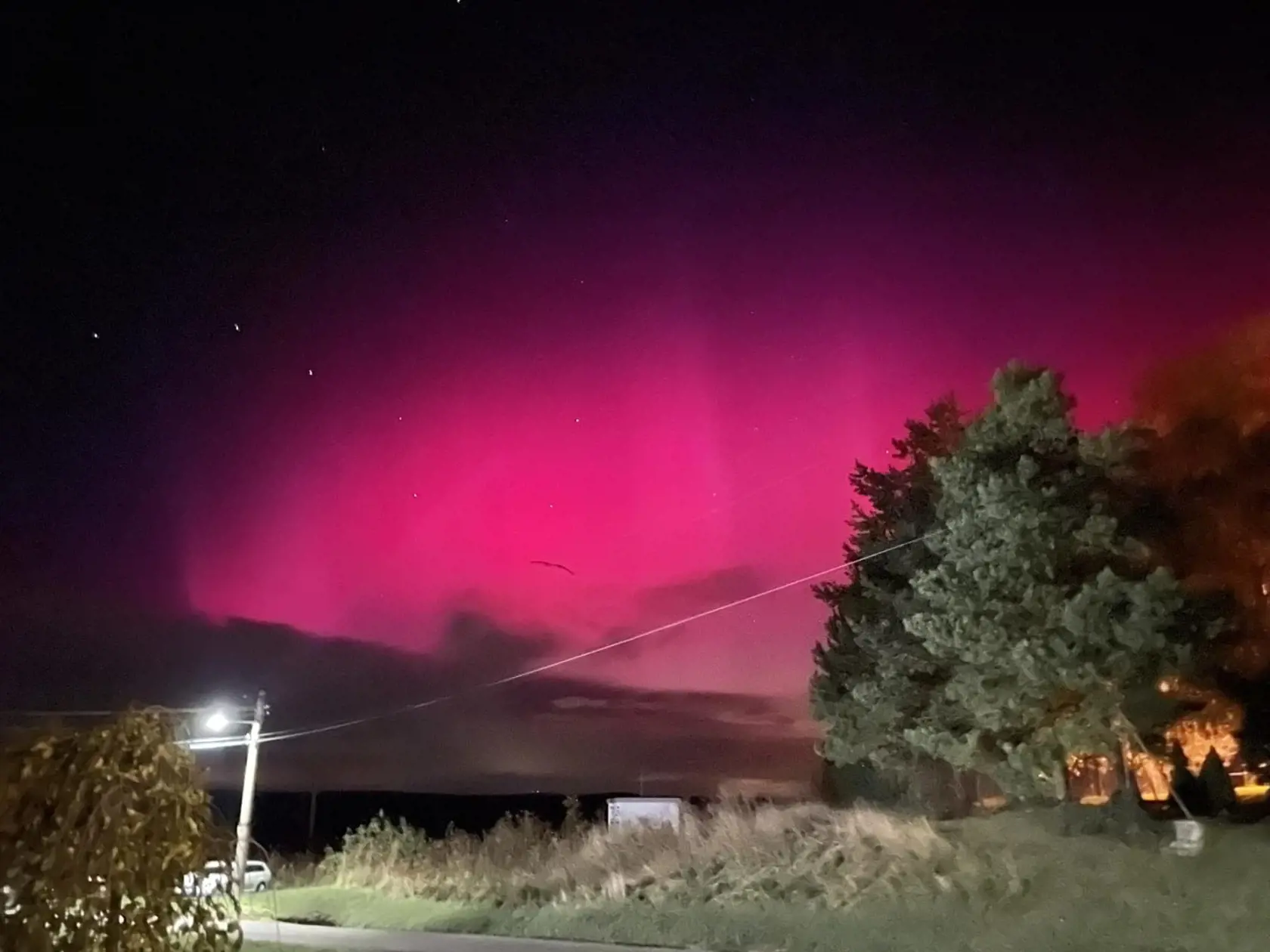 Oblohu začiatkom novembra ozdobovala červená polárna žiara.