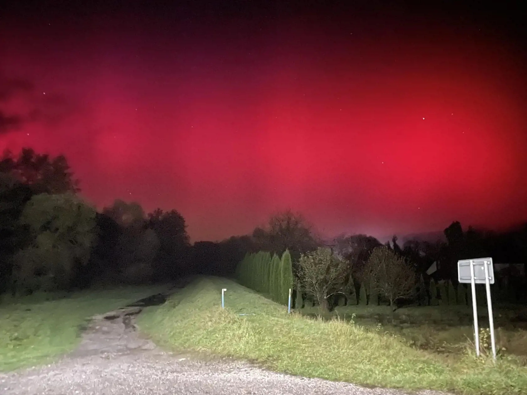 Oblohu začiatkom novembra ozdobovala červená polárna žiara.