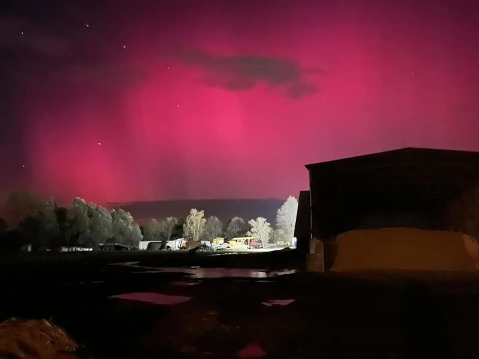 Oblohu začiatkom novembra ozdobovala červená polárna žiara.