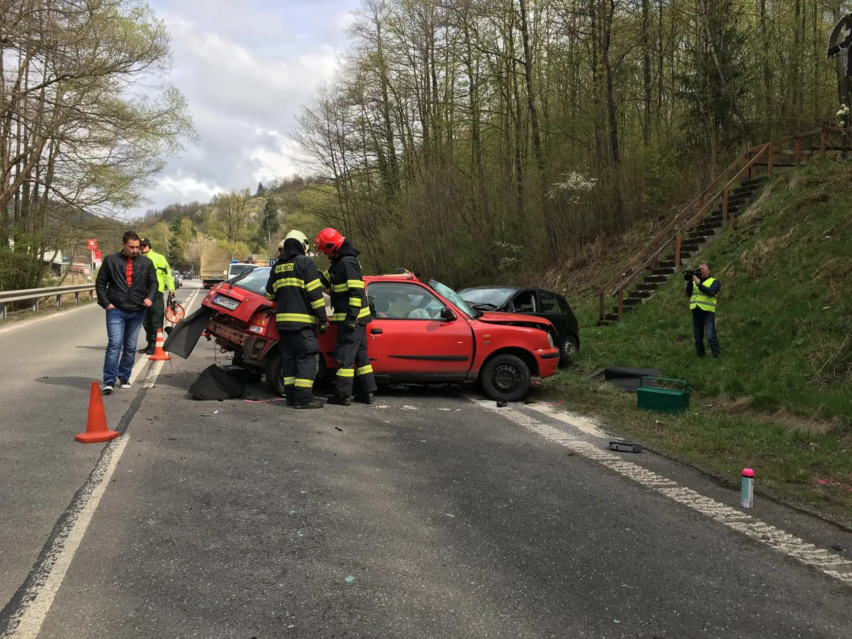 Mladá šoférka sa čelne zrazila s oproti idúcim autom na ceste pri Kremnici.