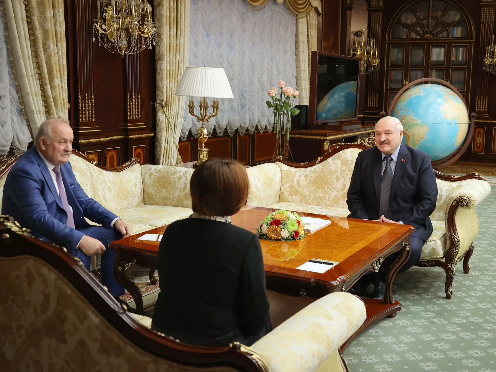 Bieloruský prezident Alexandr Lukašenko (vpravo) a guvernérka ruskej centrálnej banky Elvira Nabiullinová počas stretnutia v Minsku v pondelok 28. mája 2023. Bielorusko a Rusko v blízkej budúcnosti neplánujú zaviesť spoločnú menu, uviedol v pondelok Lukašenko.