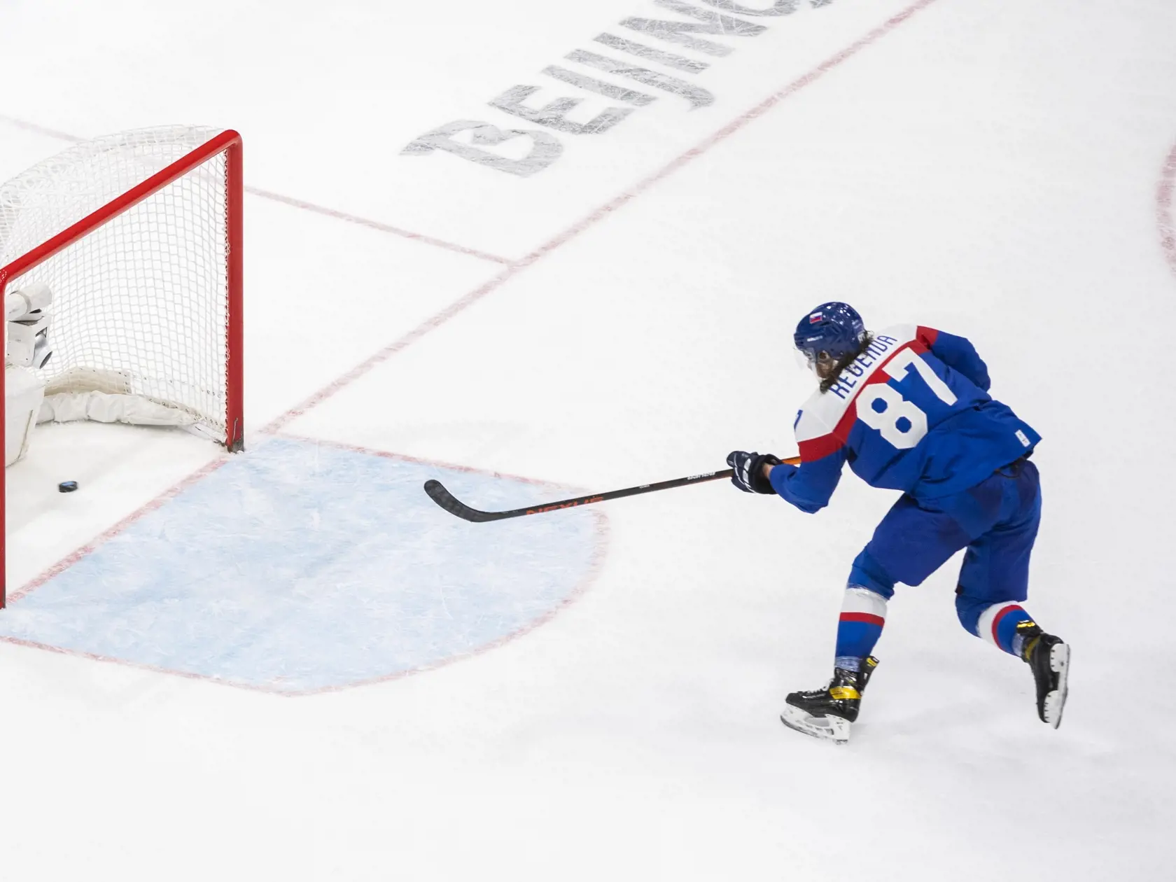 Na snímke hokejista Slovenska Pavol Regenda dáva gól do prázdnej brány v zápase olympijského turnaja v hokeji mužov o bronz Slovensko - Švédsko na ZOH 2022 v Pekingu v sobotu 19. februára 2022. FOTO TASR - Jaroslav Novák