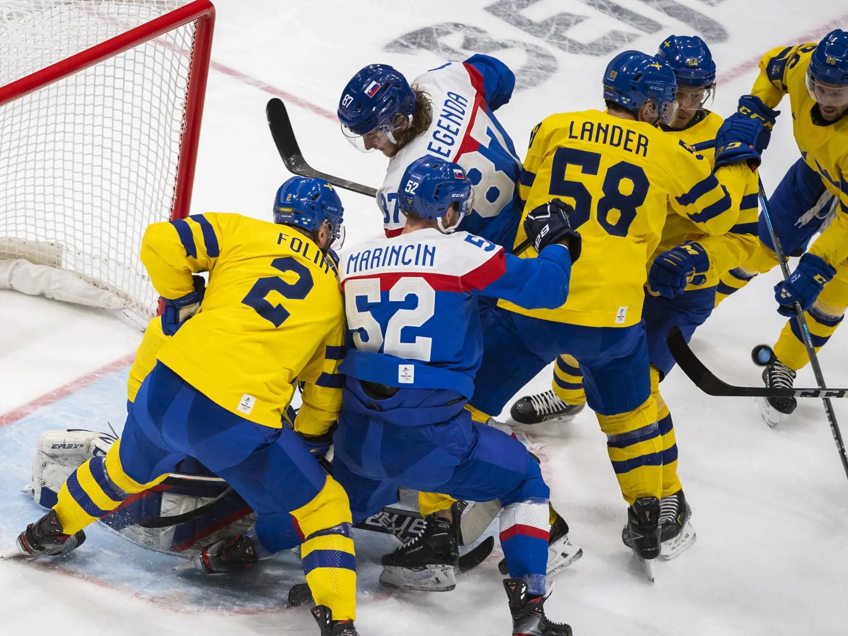 Na snímke zľava hráč Švédska Christian Folin, hokejisti Slovenska Martin Marinčin, Pavol Regenda, hráči Švédska Anton Lander, Jonathan Pudas a Mathias Bromé pred švédskou bránou v zápase olympijského turnaja v hokeji mužov o bronz Slovensko - Švédsko na ZOH 2022 v Pekingu v sobotu 19. februára 2022. FOTO TASR - Jaroslav Novák