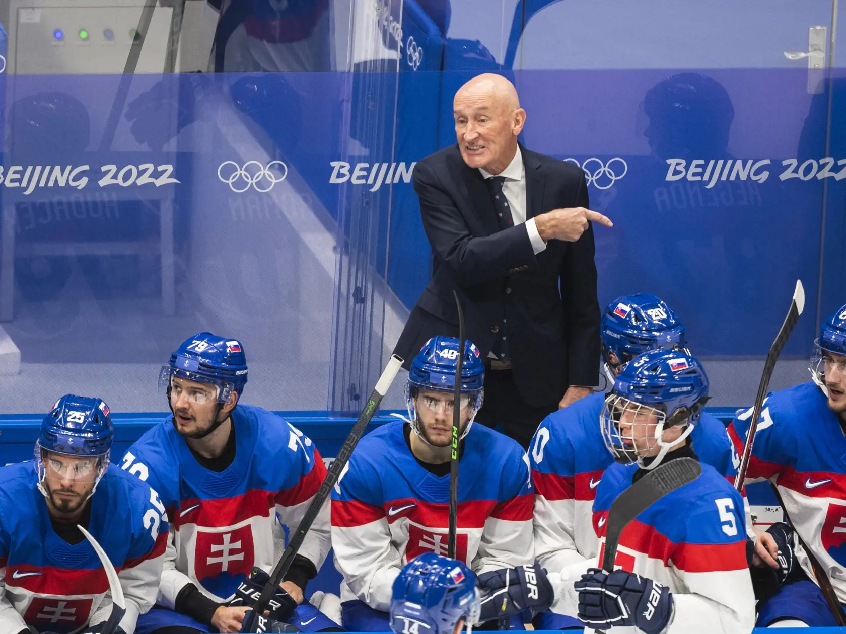 Na snímke hokejisti Slovenska zľava Peter Zuzin, Libor Hudáček, Miloš Roman, Šimon Nemec, Pavol Regenda  a hore tréner slovenskej hokejovej reprezentácie Craig Ramsey v zápase základnej C-skupiny Fínsko - Slovensko na ZOH 2022 v Pekingu vo štvrtok 10. februára 2022. FOTO TASR - Jaroslav Novák