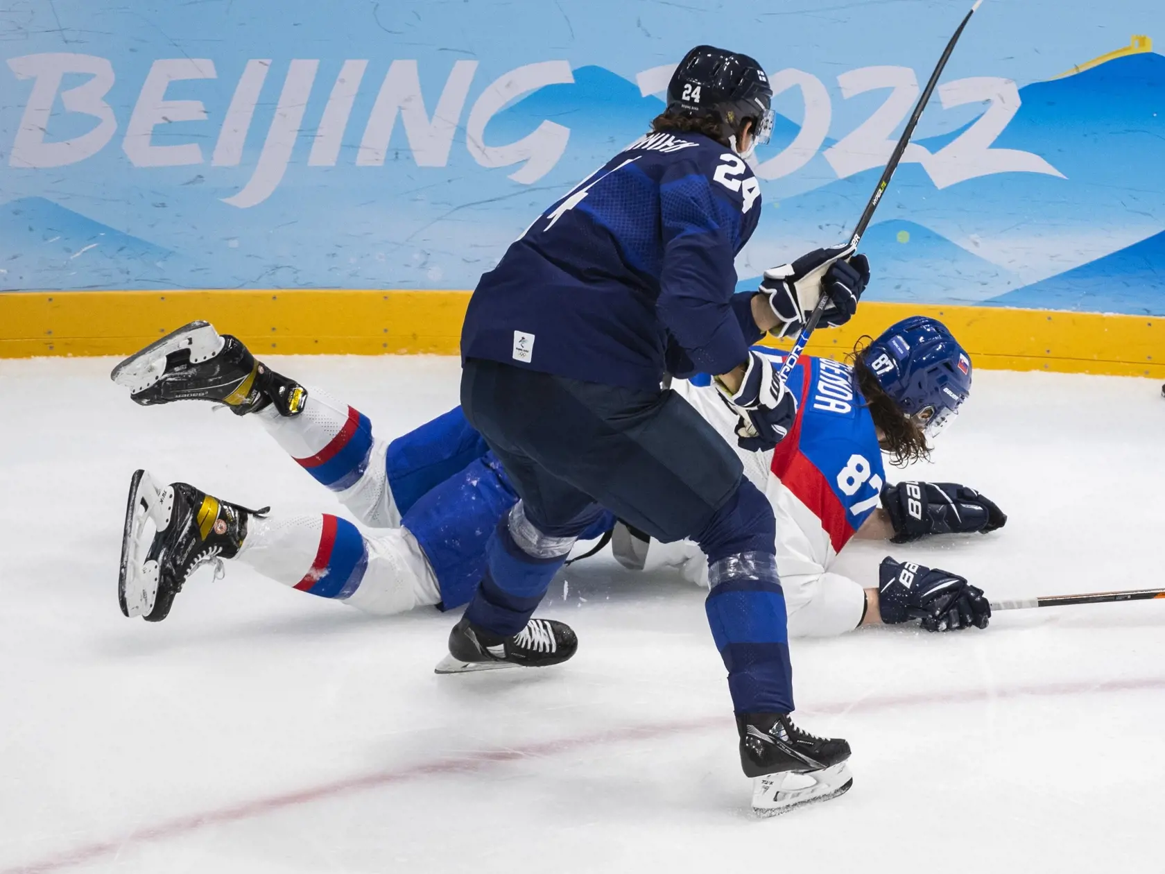 Na snímke zľava hokejista Fínska Hannes Björninen a hráč Slovenska Pavol Regenda bojujú o puk v zápase základnej C-skupiny Fínsko - Slovensko na ZOH 2022 v Pekingu vo štvrtok 10. februára 2022. FOTO TASR - Jaroslav Novák