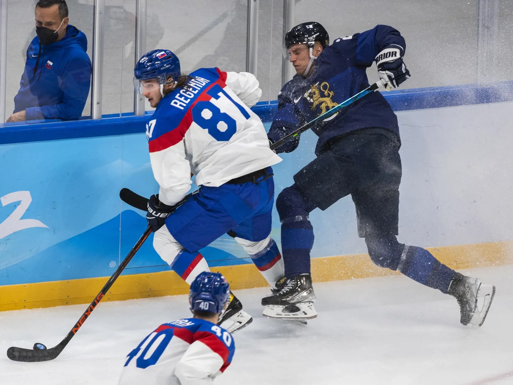 Na snímke zľava hokejista Slovenska Pavol Regenda a hráč Fínska Joonas Nättinen bojujú o puk pri mantineli v zápase základnej C-skupiny Fínsko - Slovensko na ZOH 2022 v Pekingu vo štvrtok 10. februára 2022. FOTO TASR - Jaroslav Novák
