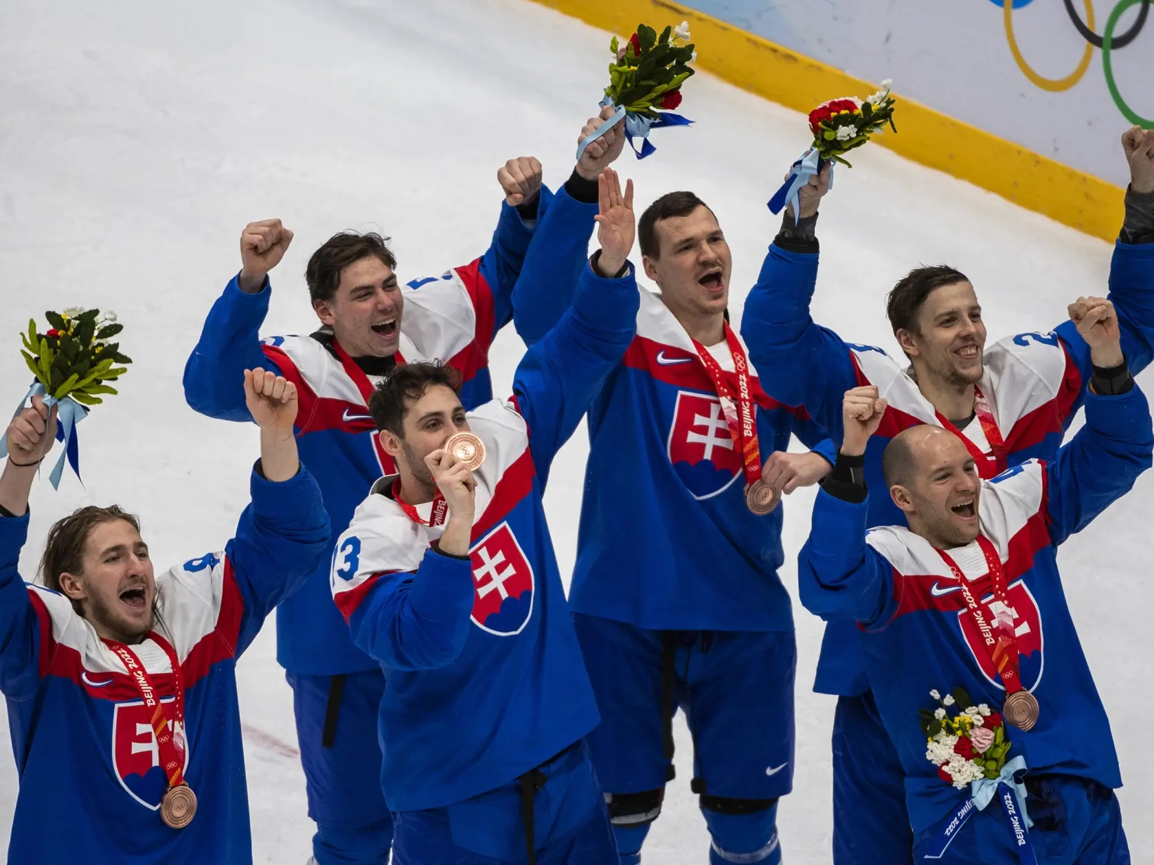 Na snímke hokejisti Slovenska zľava Pavol Regenda, Tomáš Jurčo, Šimon Nemec, Miloš Kelemen, Martin Gernát a Mislav Rosandič oslavujú po výhre v zápase olympijského turnaja v hokeji mužov o bronz  Slovensko - Švédsko na ZOH 2022 v Pekingu v sobotu 19. februára 2022. FOTO TASR - Jaroslav Novák