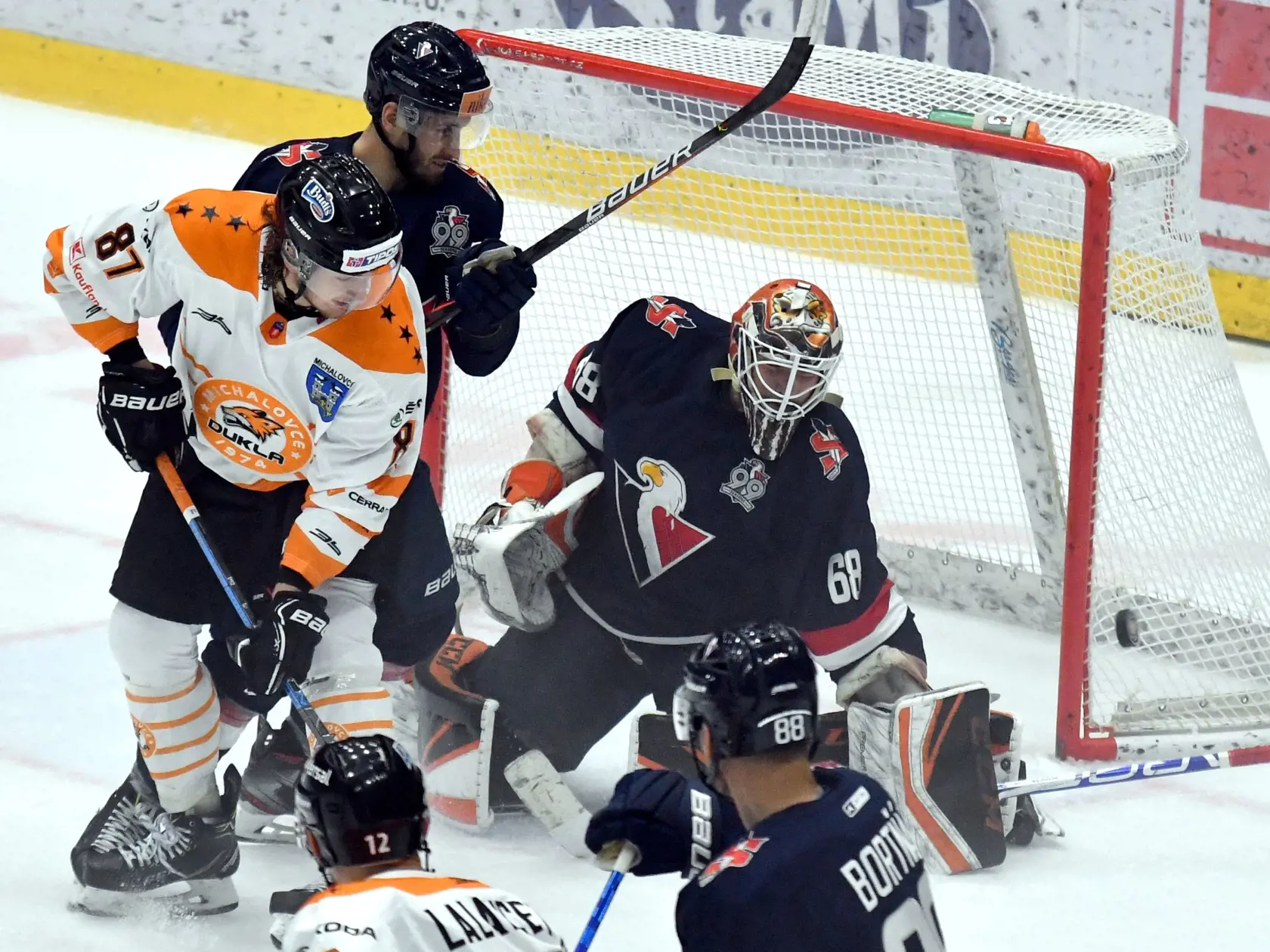 Na snímke vľavo hráč HC Dukla Ingema Michalovce Pavol Regenda, vpravo brankár HC Slovan Bratislava Roman Durný v zápase 1. kola Tipos Extraligy, HC Dukla Ingema Michalovce - HC Slovan Bratislava v piatok 2. októbra 2020 v Michalovciach. FOTO TASR – Roman Hanc