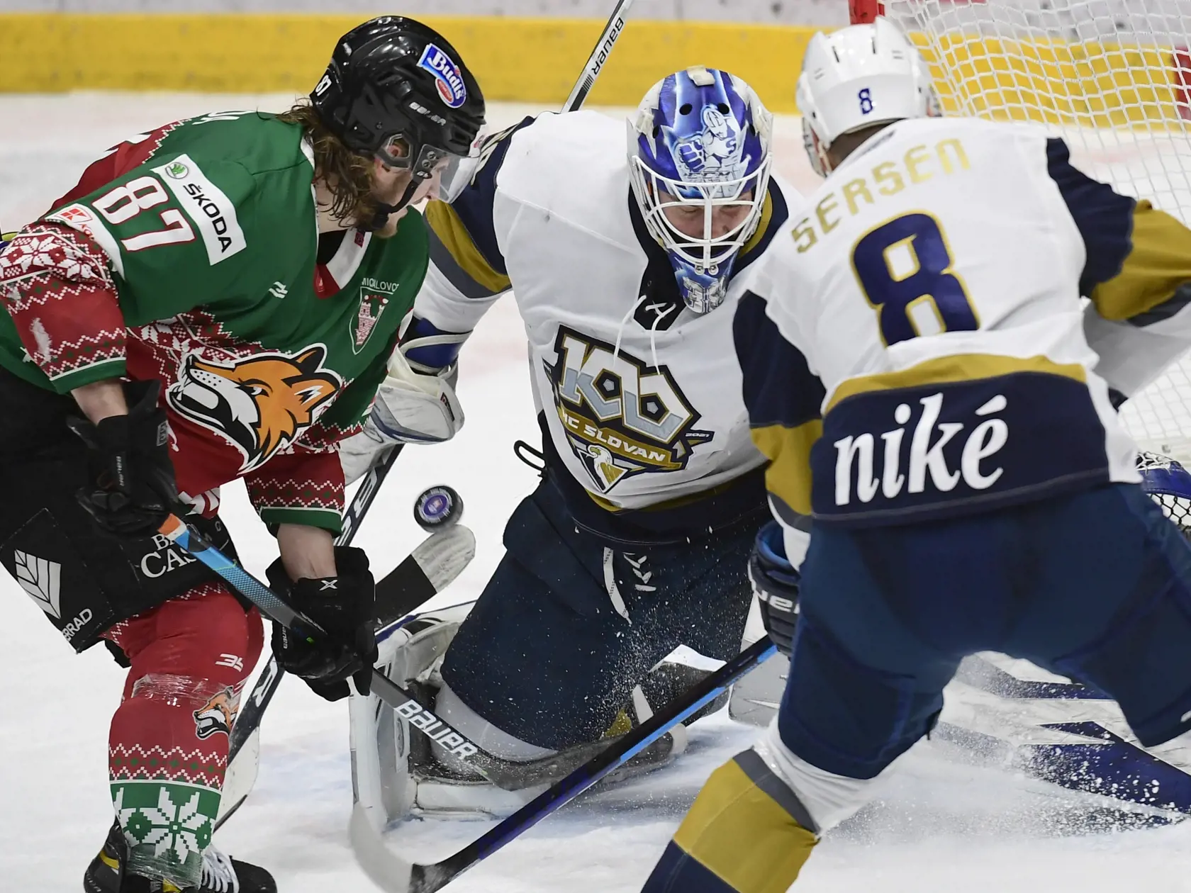 Na snímke sprava hokejista Slovana Michal Sersen, brankár Clint Winsdor (Slovan) a Pavol Regenda (Michalovce) v zápase 28. kola Tipos extraligy HC Slovan Bratislava - HK Dukla Inegma Michalovce v Bratislave v stredu 22. december 2021. FOTO TASR -  Martin Baumann