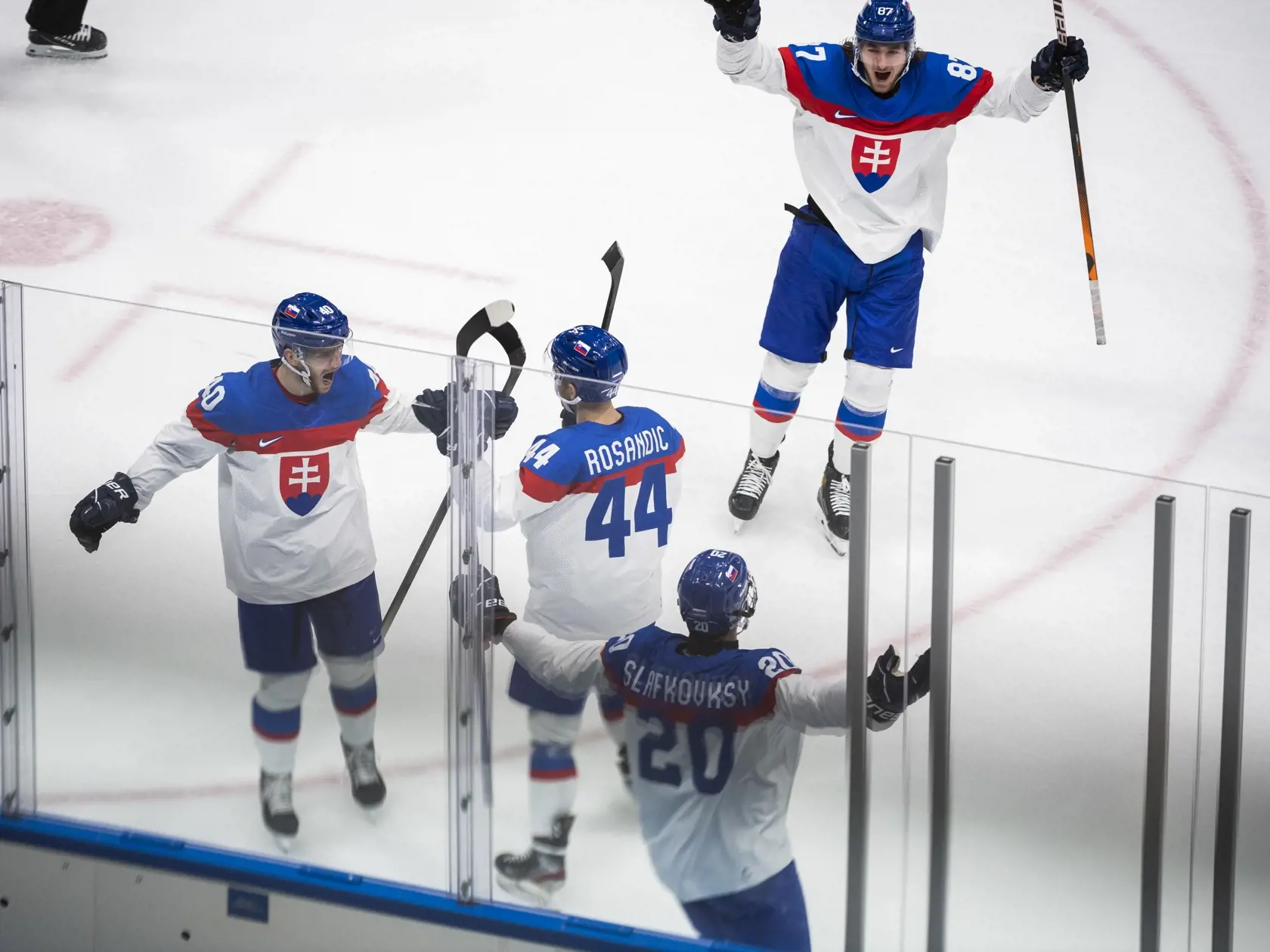 Na snímke slovenskí hokejisti v popredí sprava Juraj Slafkovský, Mislav Rosandič, Miloš Roman a Pavol Regenda sa tešia po strelení úvodného gólu v zápase základnej C-skupiny Fínsko - Slovensko na ZOH 2022 v Pekingu vo štvrtok 10. februára 2022. FOTO TASR - Jaroslav Novák