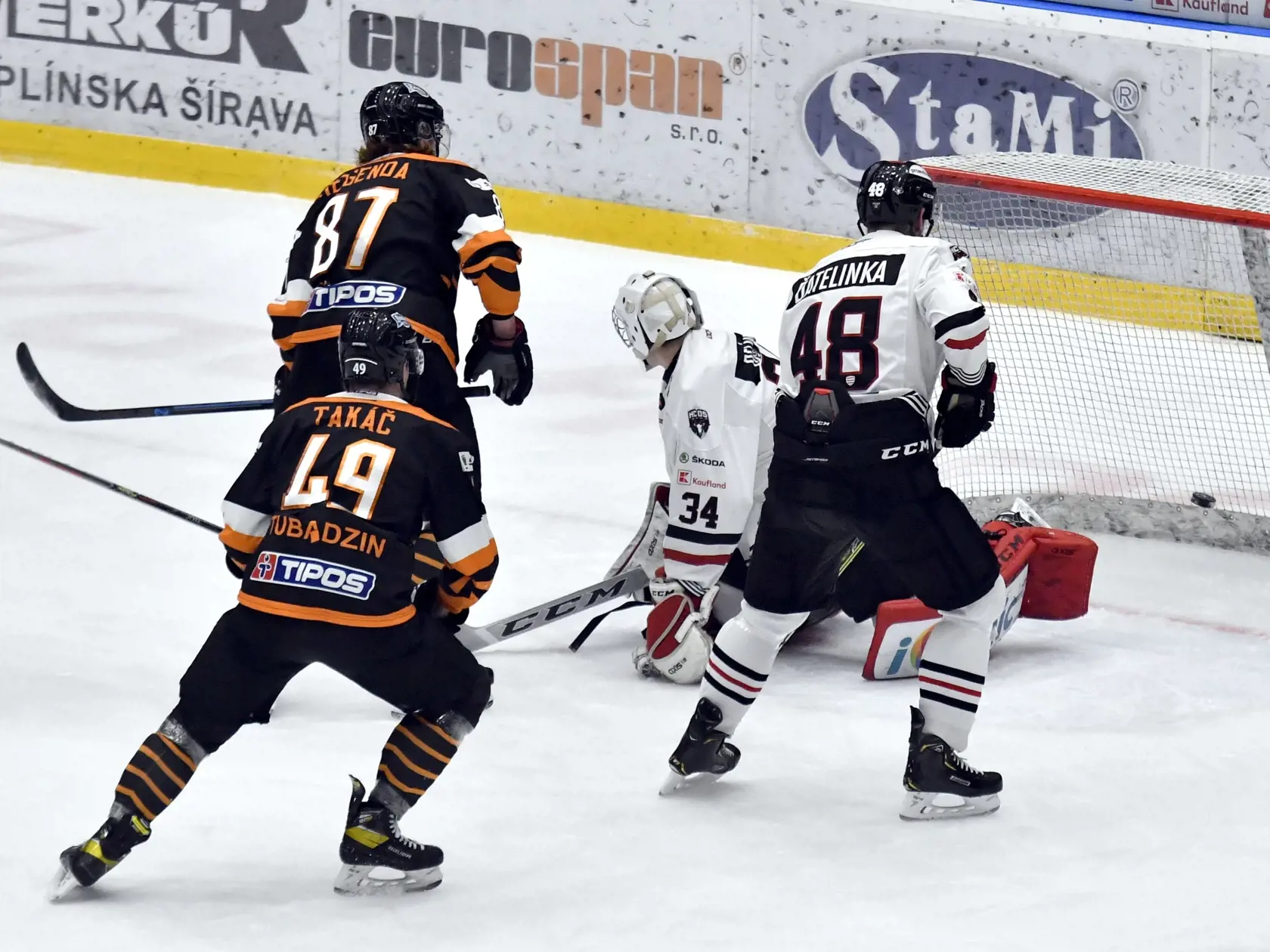 Na snímke vľavo hore hráč HK Dukla Ingema Michalovce Pavol Regenda strieľa druhý gól brankárovi HC‘05 Banská Bystrica Filipovi Belányimu  v zápase 41.kola hokejovej Tipos Extraligy HK Dukla Ingema Michalovce - HC‘05 Banská Bystrica 21. februára 2021 v Michalovciach. FOTO TASR – Roman Hanc