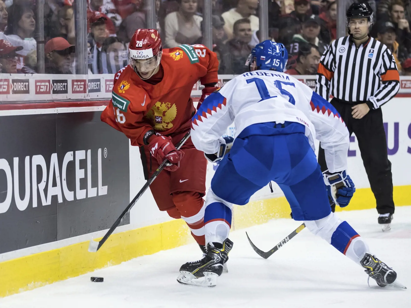 WA 3 Vancouver - Hokejista Ruska Grigorij Denisenko (vľavo) a Slovák Pavol Regenda bojujú o puk vo štvrťfinále MS hráčov do 20 rokov Slovensko - Rusko vo Vancouveri 2. januára 2019. FOTO TASR/AP

Russia's Grigori Denisenko, left, skates with the puck as Slovakia's Pavol Regenda defends during the second period of a quarterfinal of the world junior hockey championships, Wednesday, Jan. 2, 2019, in Vancouver, British Columbia. (Darryl Dyck/The Canadian Press via AP)