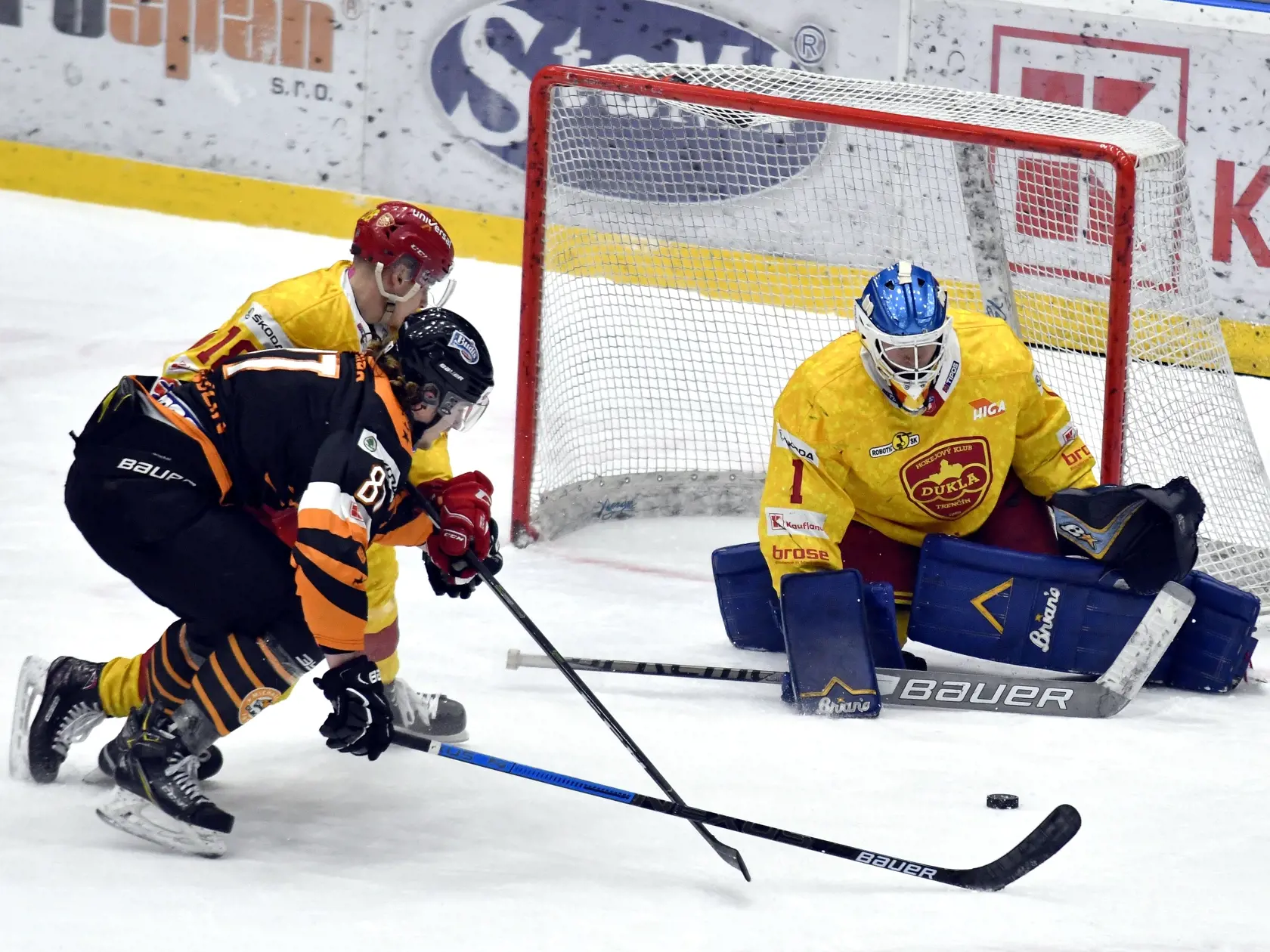 Na snímke zľava hráč Ingema Michalovce Pavol Regenda, hráč HK Dukla Trenčín Ján Urban a brankár Antti Karjalainen v zápase 38. kola Tipos Extraligy HK Dukla Ingema Michalovce - HK Dukla Trenčín 7. februára 2021 v Michalovciach. FOTO TASR – Roman Hanc
