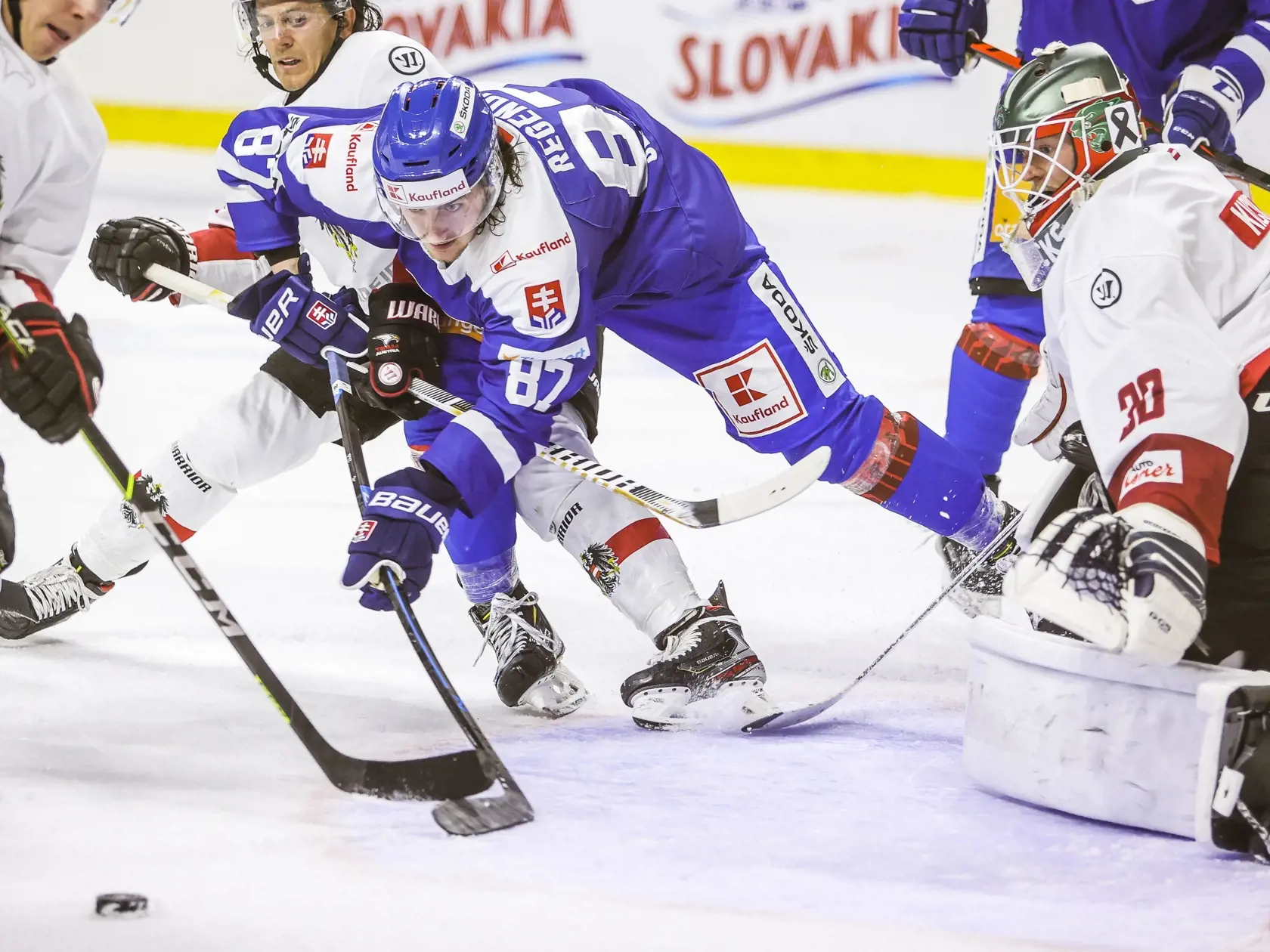 Na snímke uprostred Pavol Regenda (Slovensko) a brankár David Kickert (Rakúsko) počas piateho prípravného zápasu slovenskej hokejovej reprezentácie pred majstrovstvami sveta 2021 v lotyšskej Rige Slovensko - Rakúsko 1. mája 2021 v Piešťanoch. FOTO TASR/SZĽH - Andrej Galica