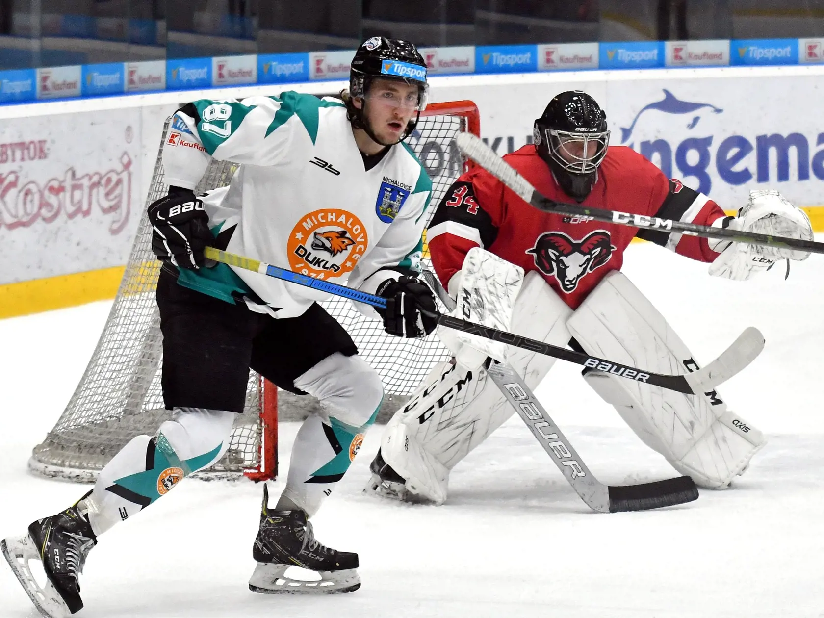 Na snímke vľavo hráč HK Dukla Ingema Michalovce Pavol Regenda, vpravo brankár HC '05 Banská Bystrica Eugen Rabčan v prvom zápase štvrťfinále Tipsport Kaufland Cup HK Dukla Ingema Michalovce - HC '05 Banská Bystrica 22. septembra 2020 v Michalovciach. FOTO TASR – Roman Hanc