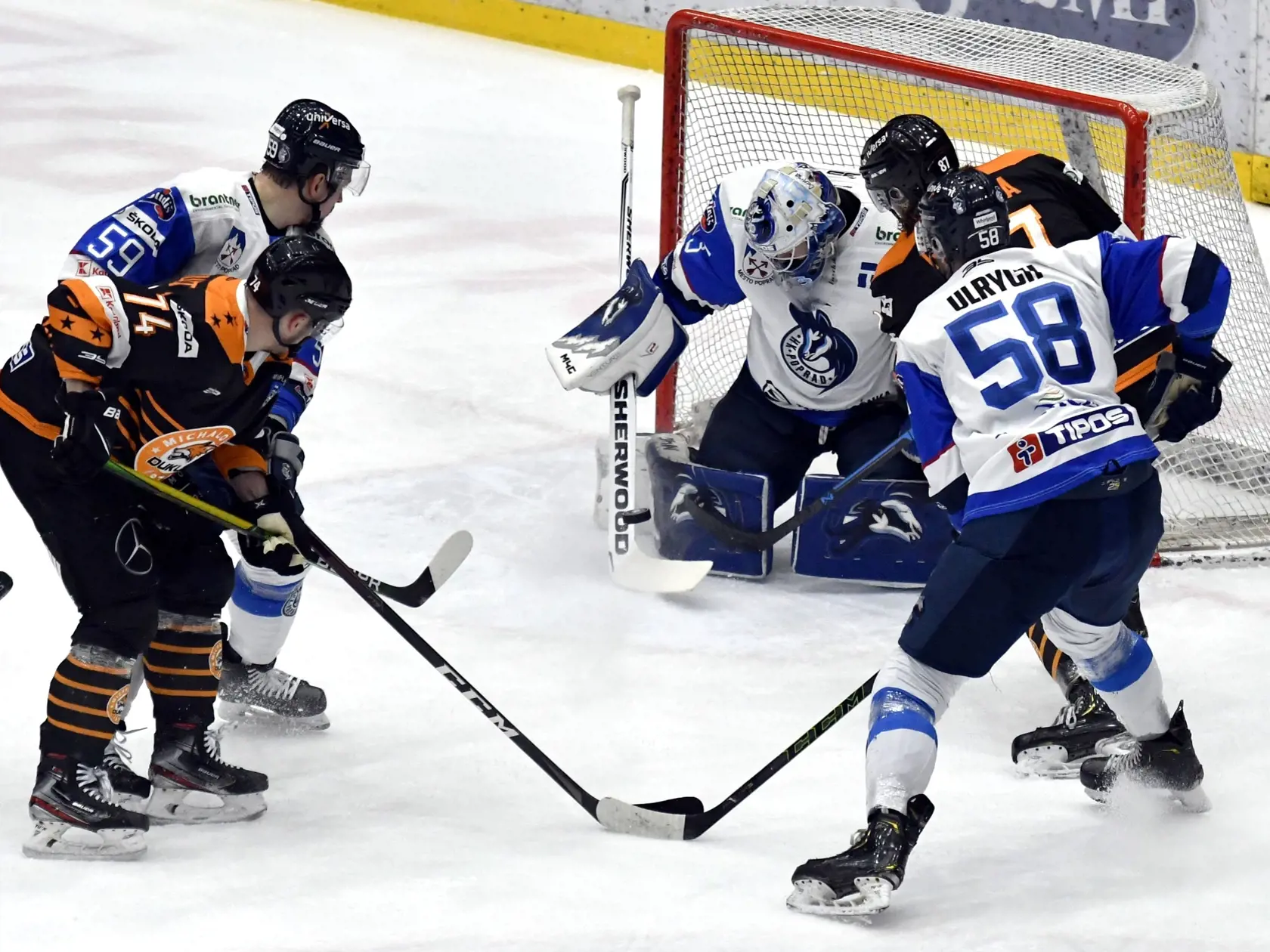 Na snímke vpravo hráč HK Dukla Ingema Michalovce Pavol Regenda strieľa na brankára HK Poprad Tomáša Vošvrdu v prvom zápase hokejového semifinále Kaufland play off Tipos extraligy HK Dukla Ingema Michalovce - HK Poprad 15. apríla 2021 v Michalovciach. FOTO TASR – Roman Hanc
