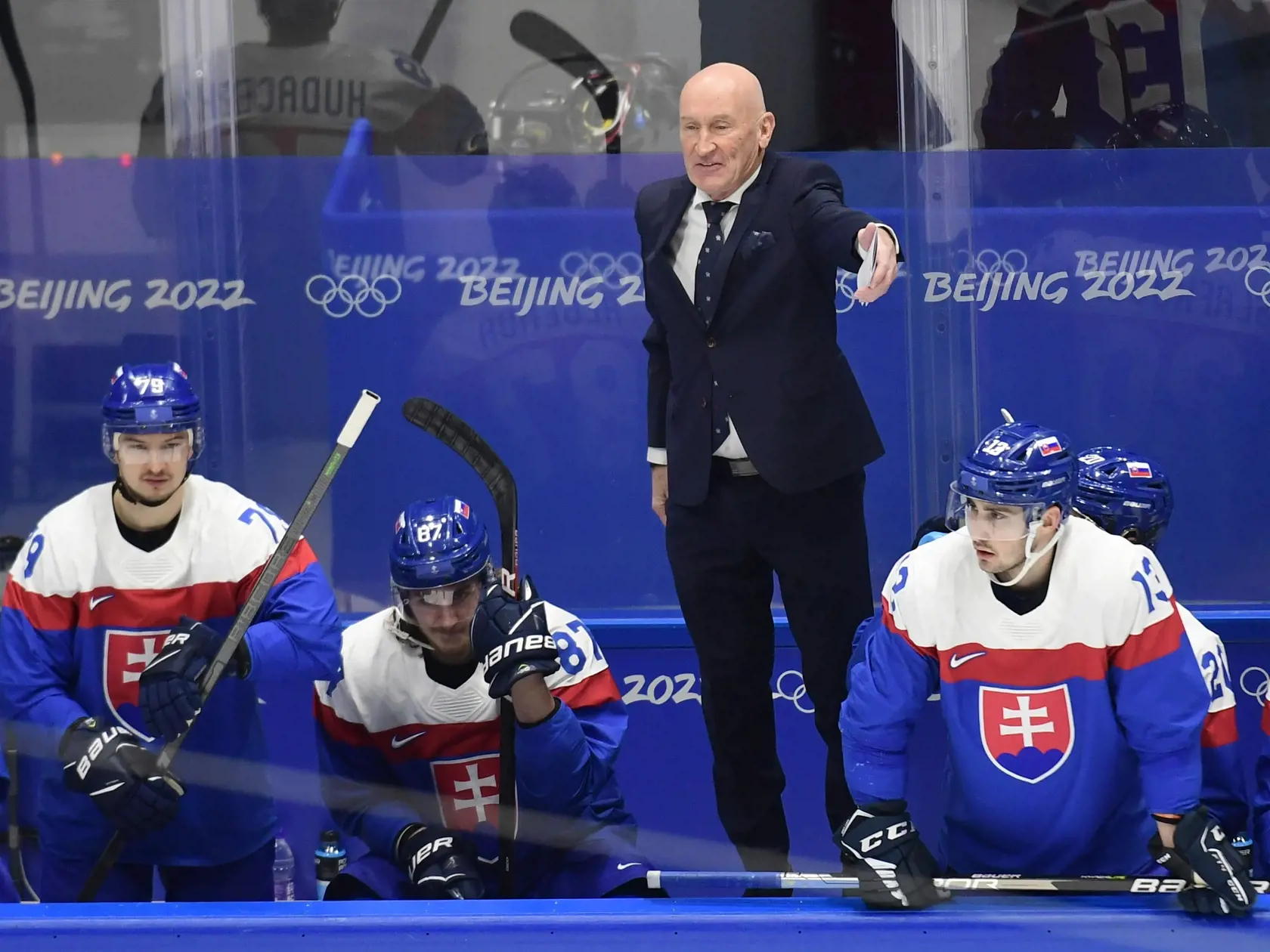 Na snímke slovenský tréner Craig Ramsay, dole zľava Libor Hudáček, Pavol Regenda a Tomáš Jurčo v kvalifikácii o štvrťfinále Slovensko - Nemecko na ZOH 2022 v Pekingu v utorok 15. februára 2022. FOTO TASR - Martin Baumann 