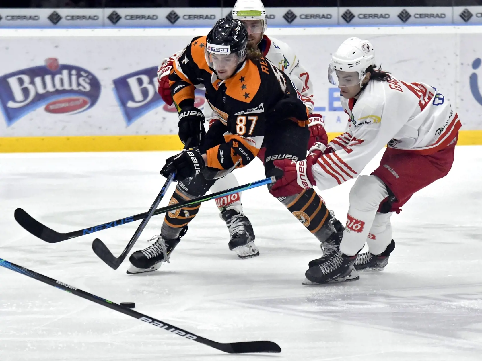 Na snímke zľava hráč HK Dukla Ingema Michalovce Pavol Regenda a hráči DVTK Miškovec Balázs Láda a Zsombor Galajda v zápase 44. kola hokejovej Tipos Extraligy Dukla Ingema Michalovce - DVTK Miškovec 2. marca 2021 v Michalovciach. FOTO TASR – Roman Hanc