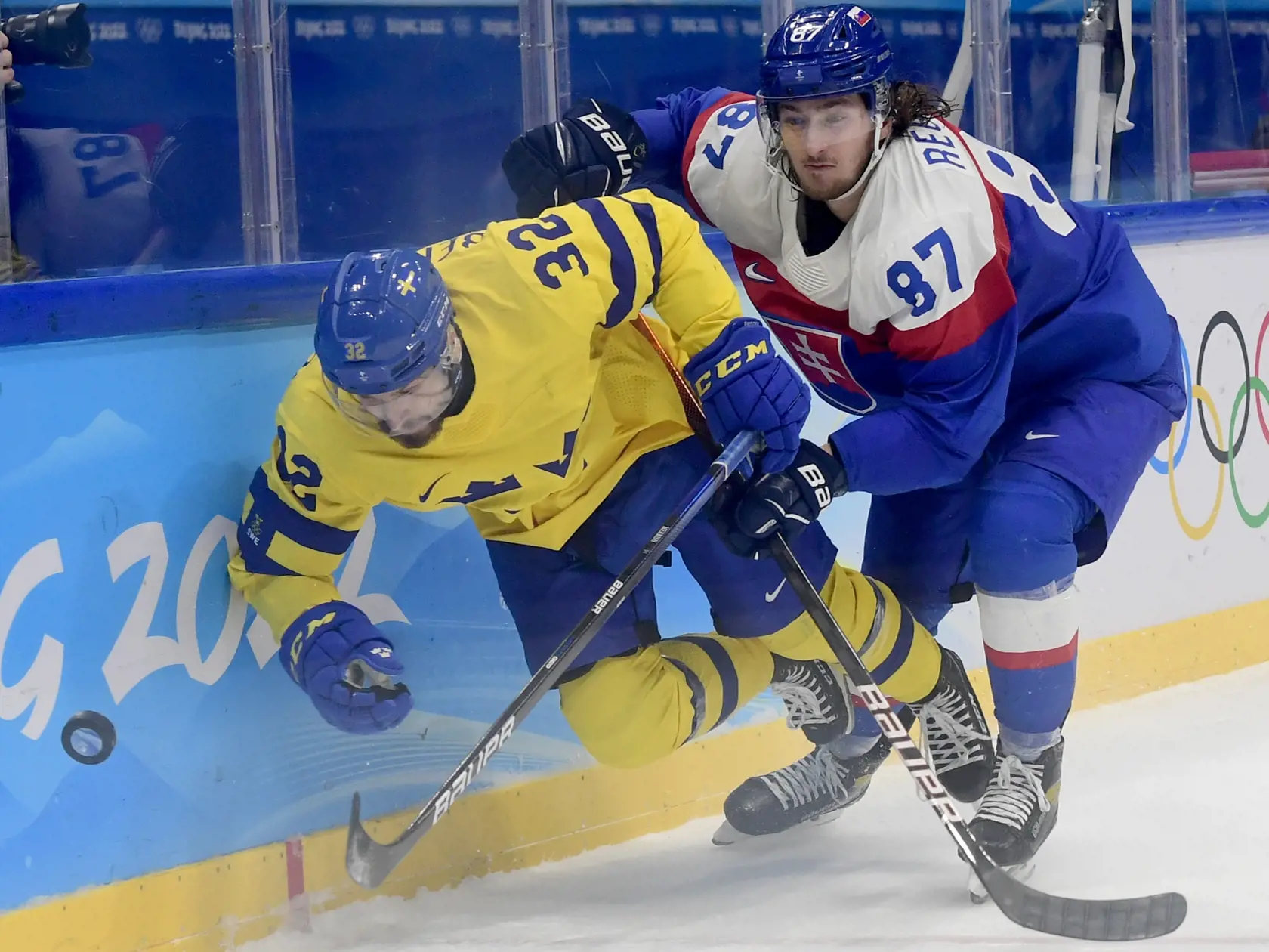 Na snímke vpravo Pavol Regenda (Slovensko) a vľavo Lukas Bengtsson (Švédsko) v zápase olympijského turnaja v hokeji mužov o bronz Slovensko - Švédsko na ZOH 2022 v Pekingu v sobotu 19. februára 2022. FOTO TASR - Martin Baumann
