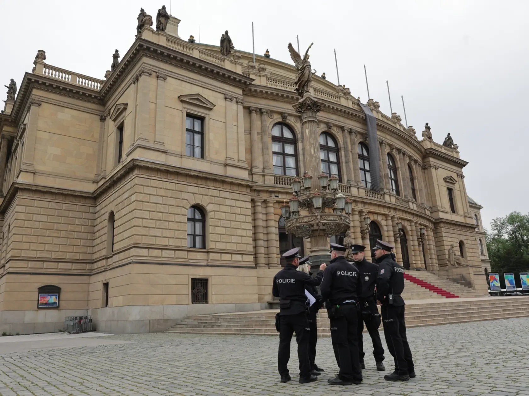 Posledná rozlúčka s Jiřím Bartoškom (†78) v pražskom Rudolfine. Objekt stráži polícia. 