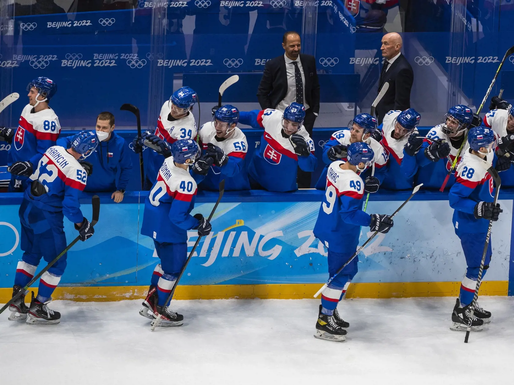 Na snímke hokejisti Slovenska sa tešia po strelenom víťaznom góle v zápase olympijského turnaja v hokeji mužov o bronz  Slovensko - Švédsko na ZOH 2022 v Pekingu v sobotu 19. februára 2022. FOTO TASR - Jaroslav Novák