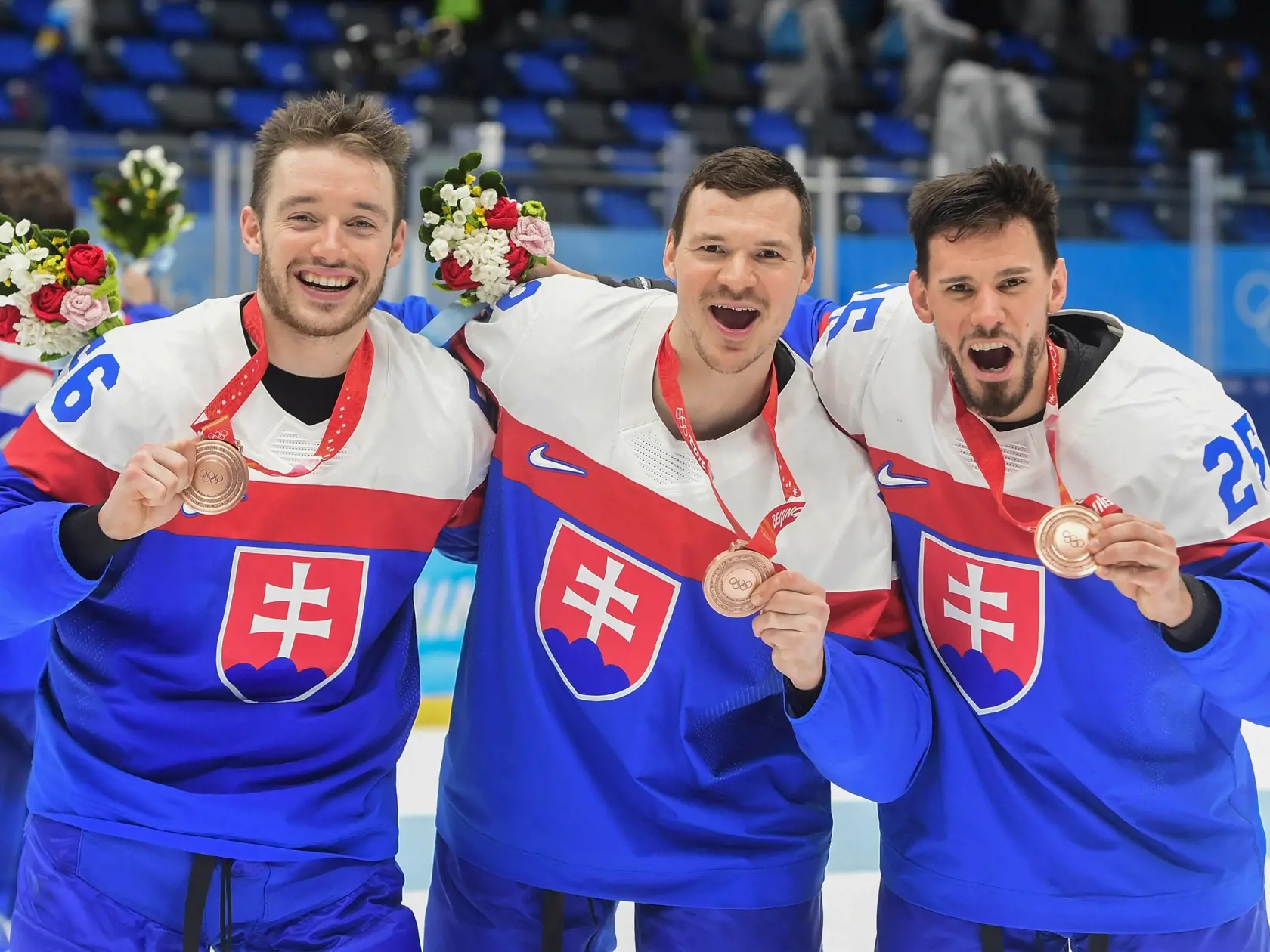 Na snímke slovenskí hráči zľava Marko Daňo, Miloš Kelemen a Peter Zuzin oslavujú po zisku bronzu  po zápase olympijského turnaja v hokeji mužov o bronz Slovensko - Švédsko na ZOH 2022 v Pekingu v sobotu 19. februára 2022. FOTO TASR - Martin Baumann