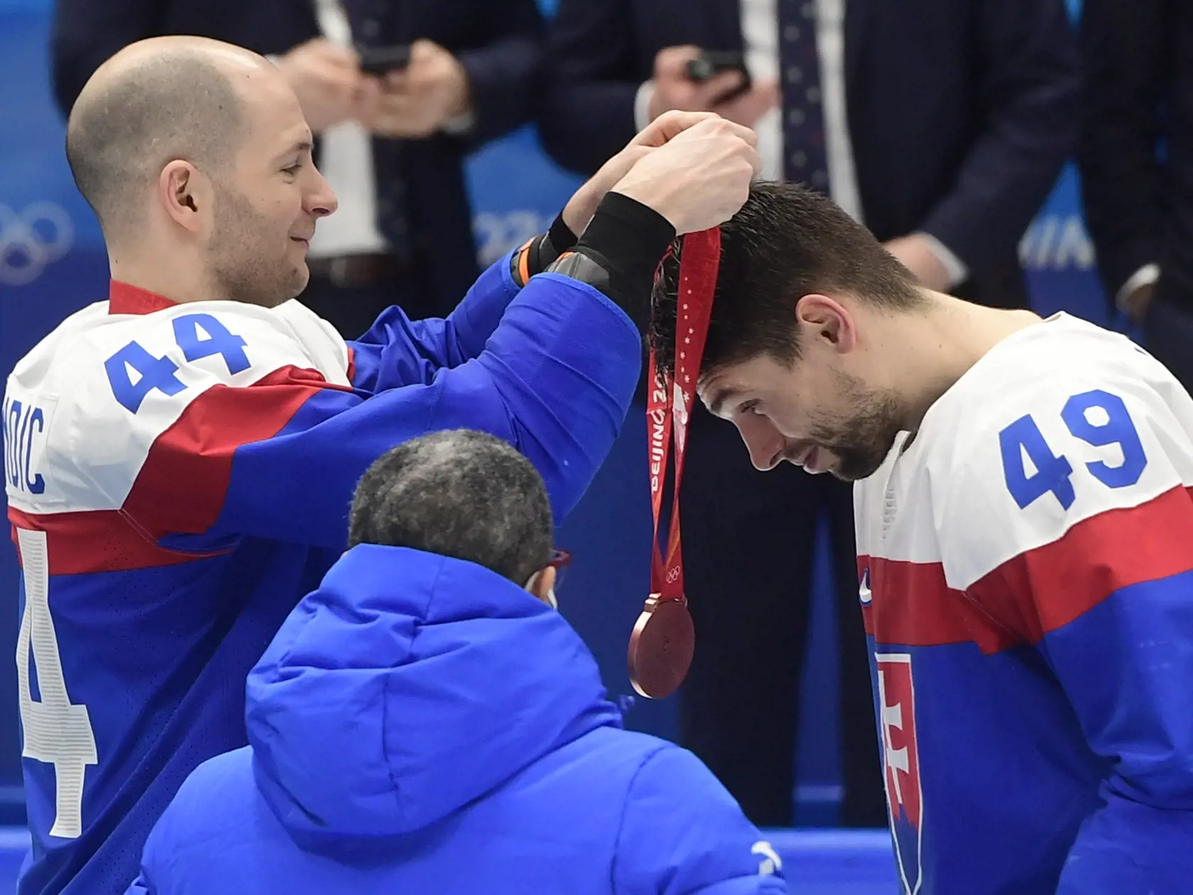 Na snímke slovenskí hráči vľavo Mislav Rosandič a vpravo Samuel Takáč oslavujú po zisku bronzu po zápase olympijského turnaja v hokeji mužov o bronz Slovensko - Švédsko na ZOH 2022 v Pekingu v sobotu 19. februára 2022. FOTO TASR - Martin Baumann