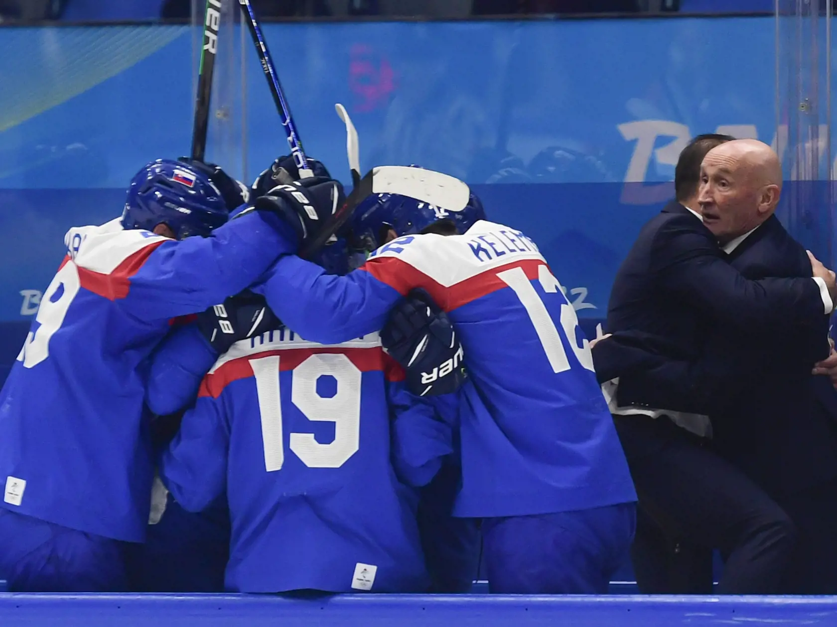 Na snímke slovenskí hráči oslavujú po zisku bronzu v zápase olympijského turnaja v hokeji mužov o bronz Slovensko - Švédsko na ZOH 2022 v Pekingu v sobotu 19. februára 2022. FOTO TASR - Martin Baumann