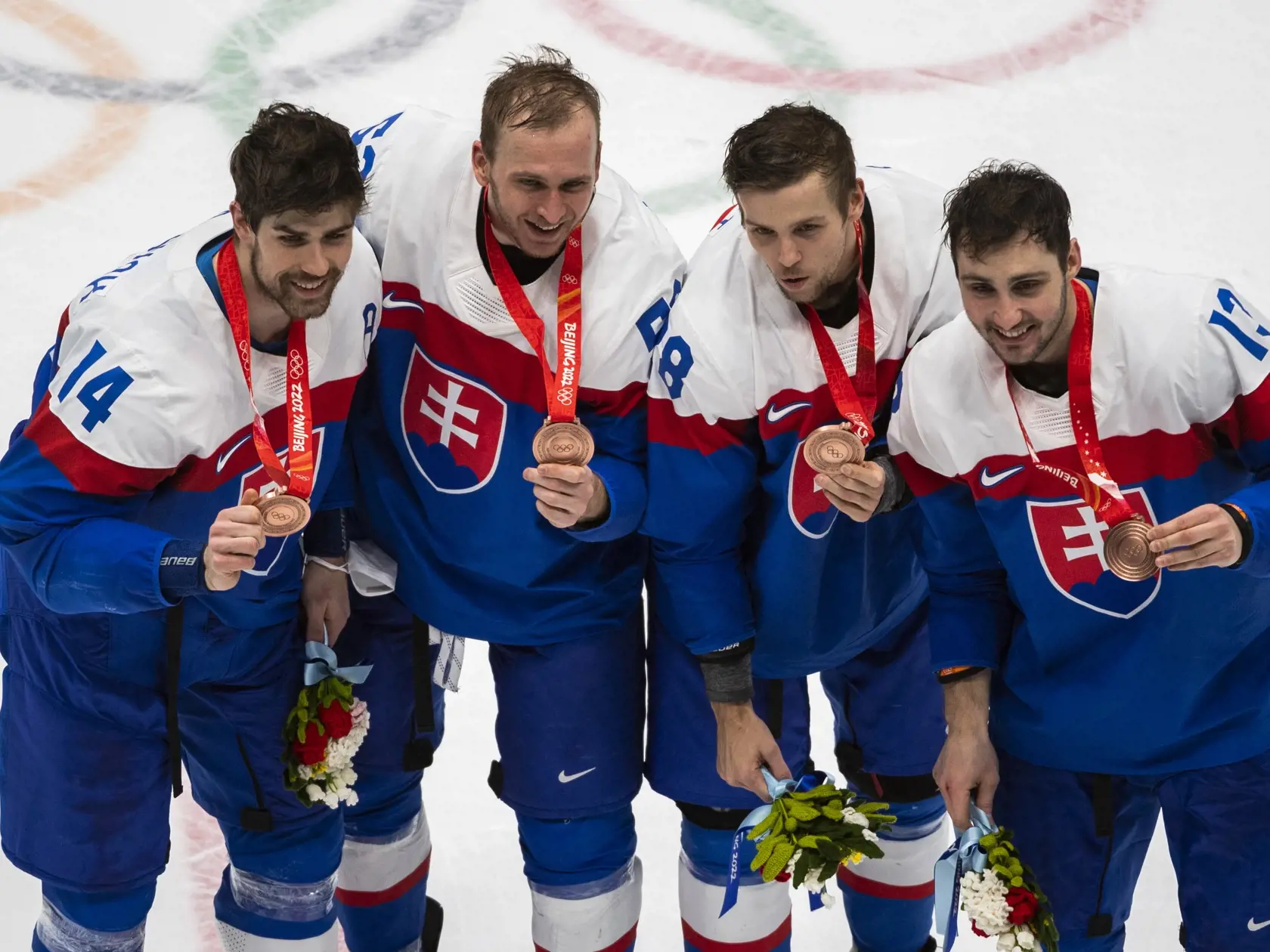 Na snímke hokejisti Slovenska zľava Peter Čerešňák, Martin Marinčin, Martin Gernát a Tomáš Jurčo oslavujú po výhre v zápase olympijského turnaja v hokeji mužov o bronz  Slovensko - Švédsko na ZOH 2022 v Pekingu v sobotu 19. februára 2022. FOTO TASR - Jaroslav Novák