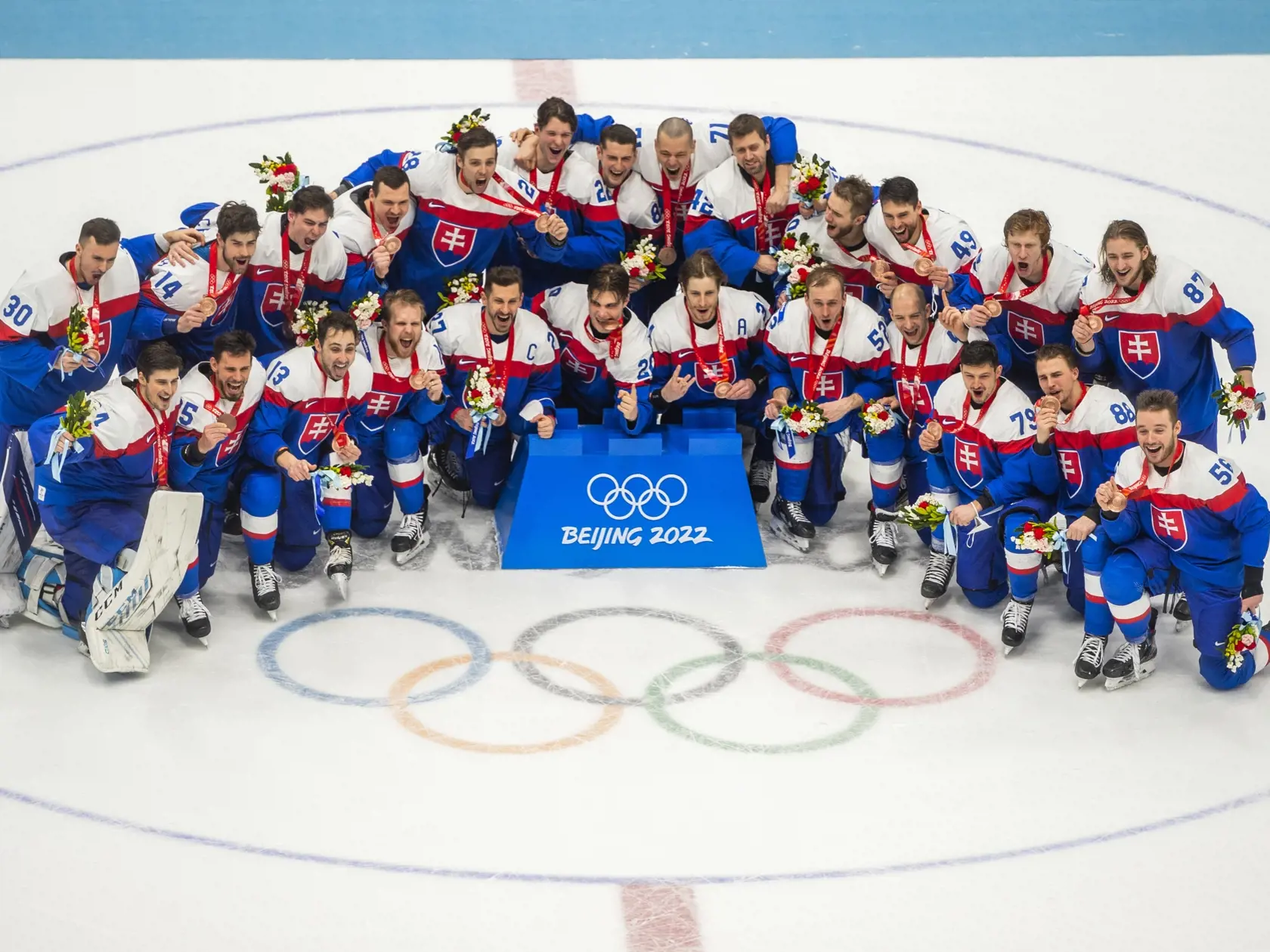 Na snímke hráči Slovenska pózujú s bronzovými medailami po ich výhre po zápase olympijského turnaja v hokeji mužov o bronz Slovensko - Švédsko na ZOH 2022 v Pekingu v sobotu 19. februára 2022. FOTO TASR - Jaroslav Novák