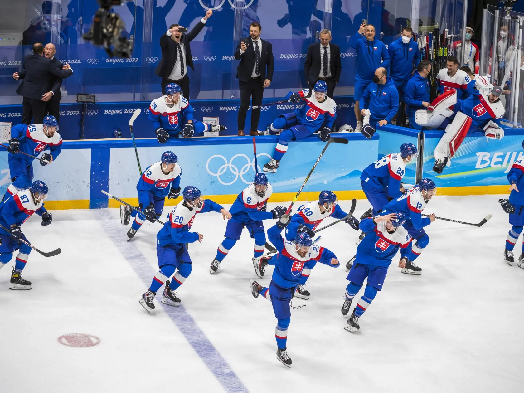 Na snímke hokejisti Slovenska sa tešia po výhre v zápase olympijského turnaja v hokeji mužov o bronz Slovensko - Švédsko na ZOH 2022 v Pekingu v sobotu 19. februára 2022. FOTO TASR - Jaroslav Novák