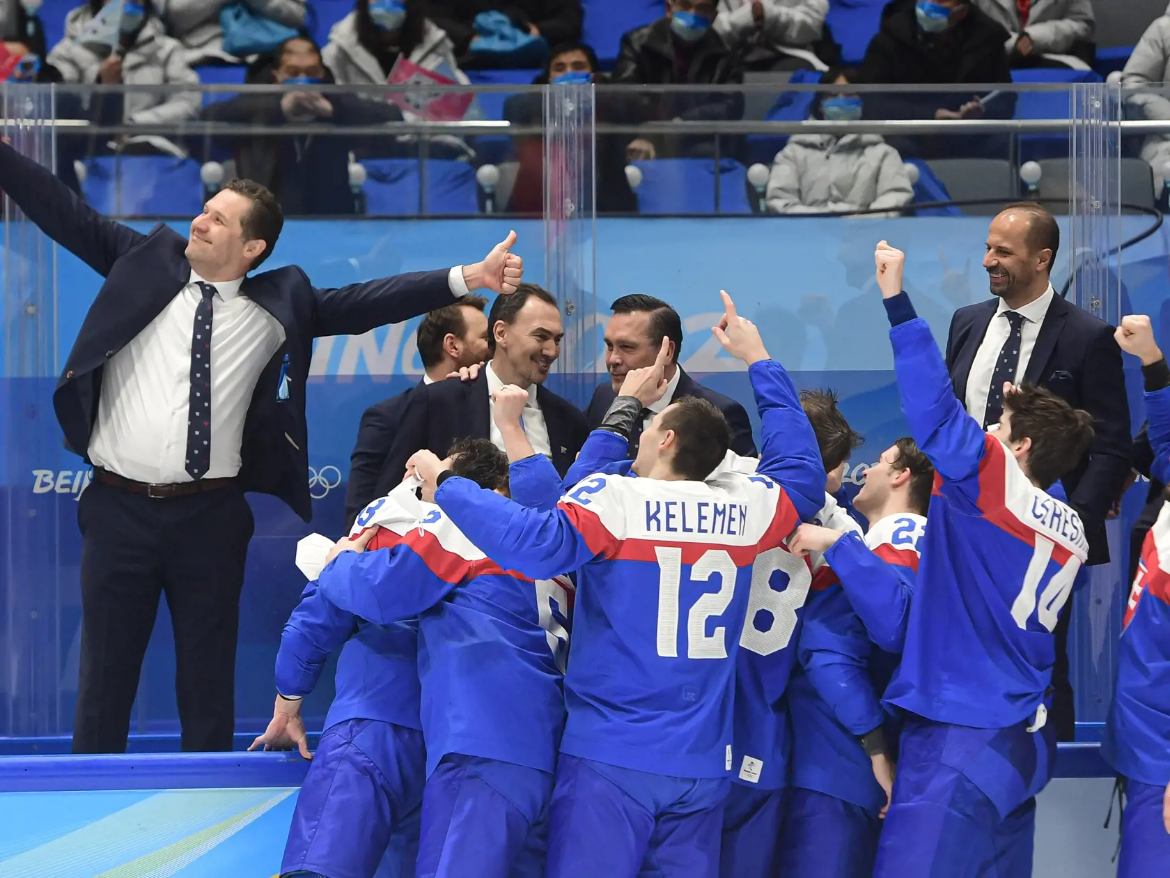 Na snímke vľavo tréner brankárov Ján Lašák si fotí selfie s tímom, slovenskí hráči oslavujú po zisku bronzu po zápase olympijského turnaja v hokeji mužov o bronz Slovensko - Švédsko na ZOH 2022 v Pekingu v sobotu 19. februára 2022. FOTO TASR - Martin Baumann