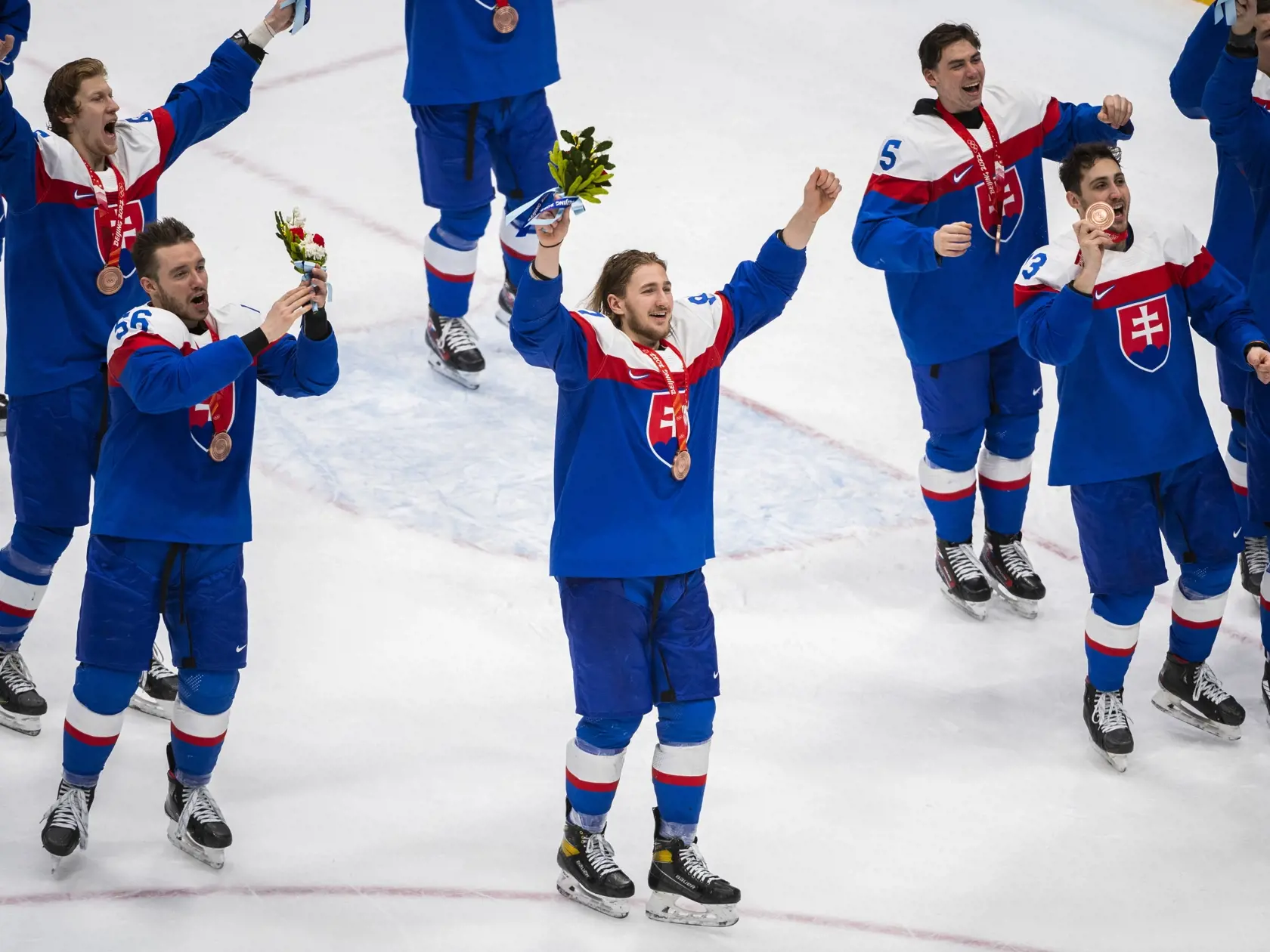 Na snímke hokejisti Slovenska oslavujú po výhre v zápase olympijského turnaja v hokeji mužov o bronz  Slovensko - Švédsko na ZOH 2022 v Pekingu v sobotu 19. februára 2022. FOTO TASR - Jaroslav Novák