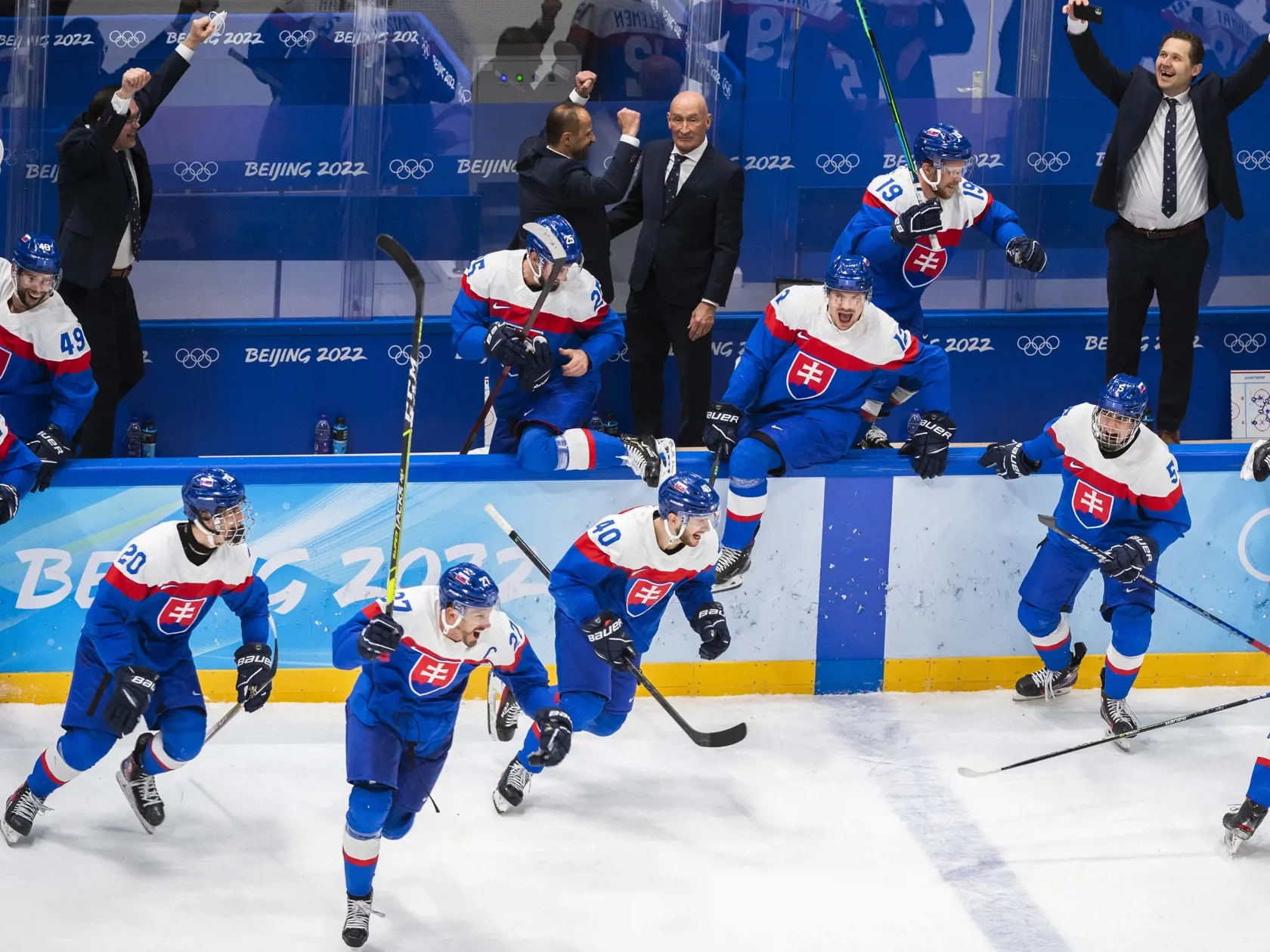 Na snímke hokejisti Slovenska sa tešia po výhre v zápase olympijského turnaja v hokeji mužov o bronz  Slovensko - Švédsko na ZOH 2022 v Pekingu v sobotu 19. februára 2022. FOTO TASR - Jaroslav Novák