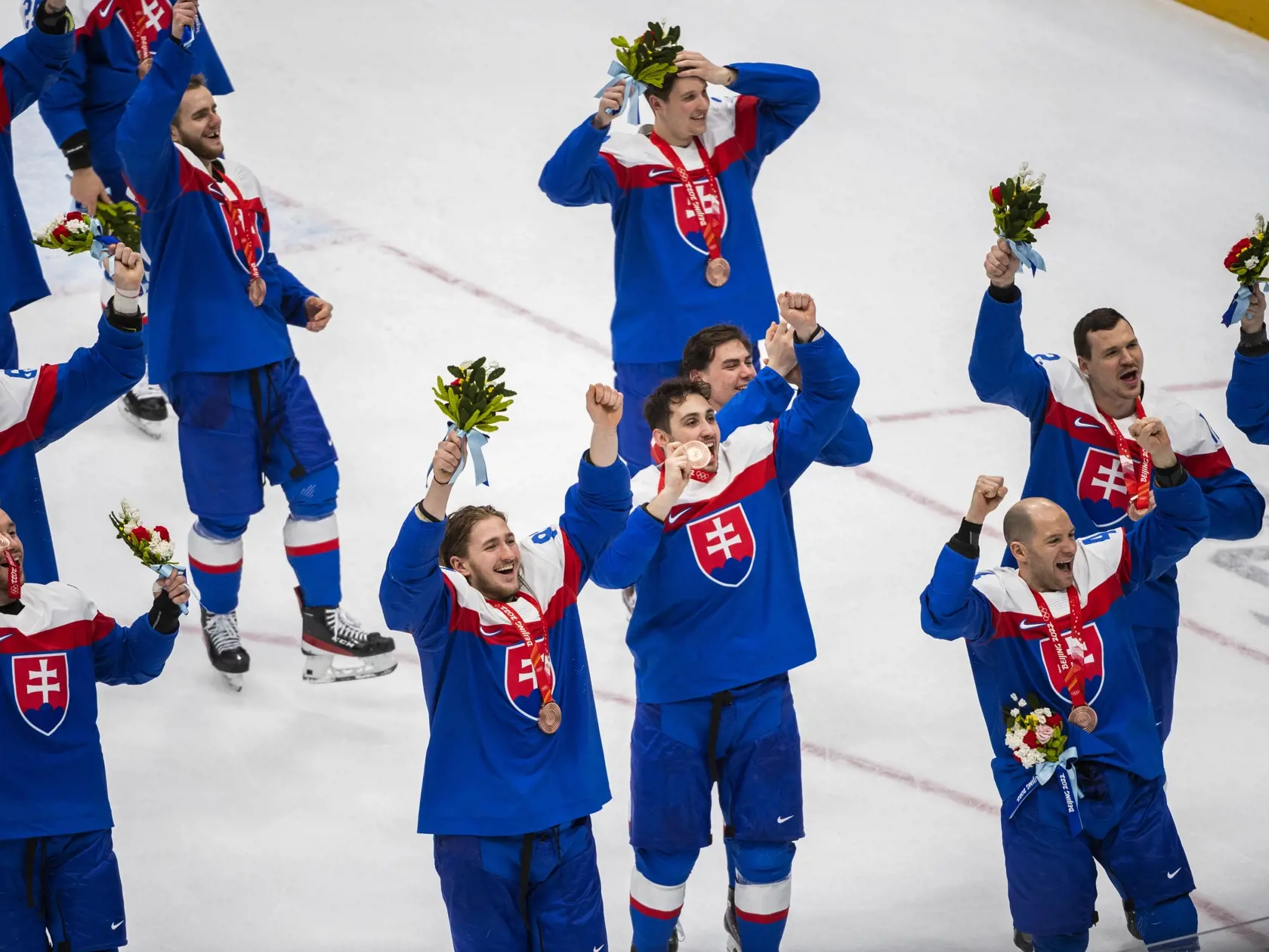 Na snímke hokejisti Slovenska oslavujú po výhre v zápase olympijského turnaja v hokeji mužov o bronz  Slovensko - Švédsko na ZOH 2022 v Pekingu v sobotu 19. februára 2022. FOTO TASR - Jaroslav Novák