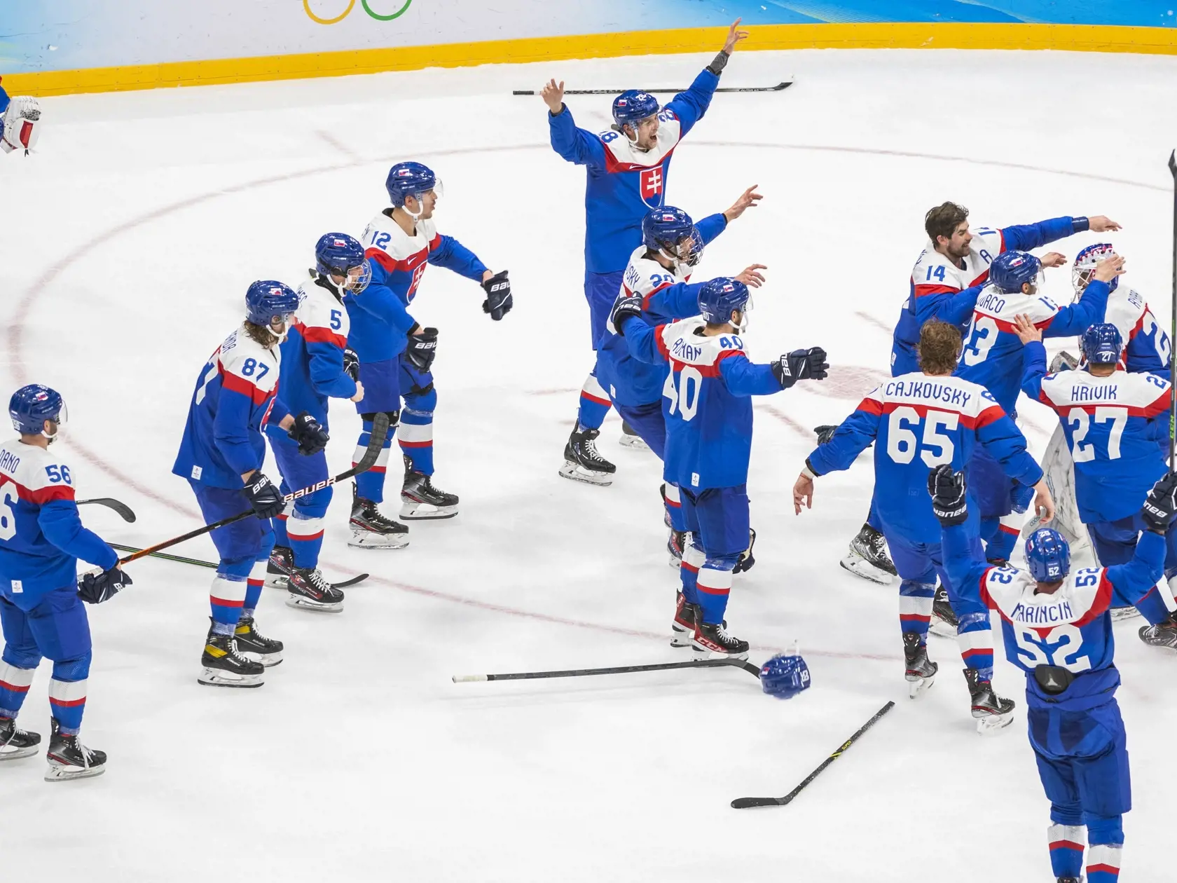 Na snímke hokejisti Slovenska sa tešia po výhre v zápase olympijského turnaja v hokeji mužov o bronz  Slovensko - Švédsko na ZOH 2022 v Pekingu v sobotu 19. februára 2022. FOTO TASR - Jaroslav Novák