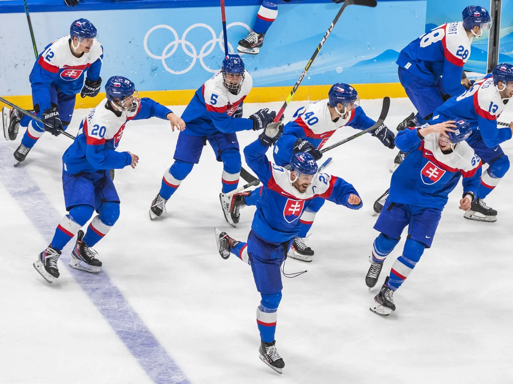 Na snímke hokejisti Slovenska sa tešia po výhre v zápase olympijského turnaja v hokeji mužov o bronz  Slovensko - Švédsko na ZOH 2022 v Pekingu v sobotu 19. februára 2022. FOTO TASR - Jaroslav Novák