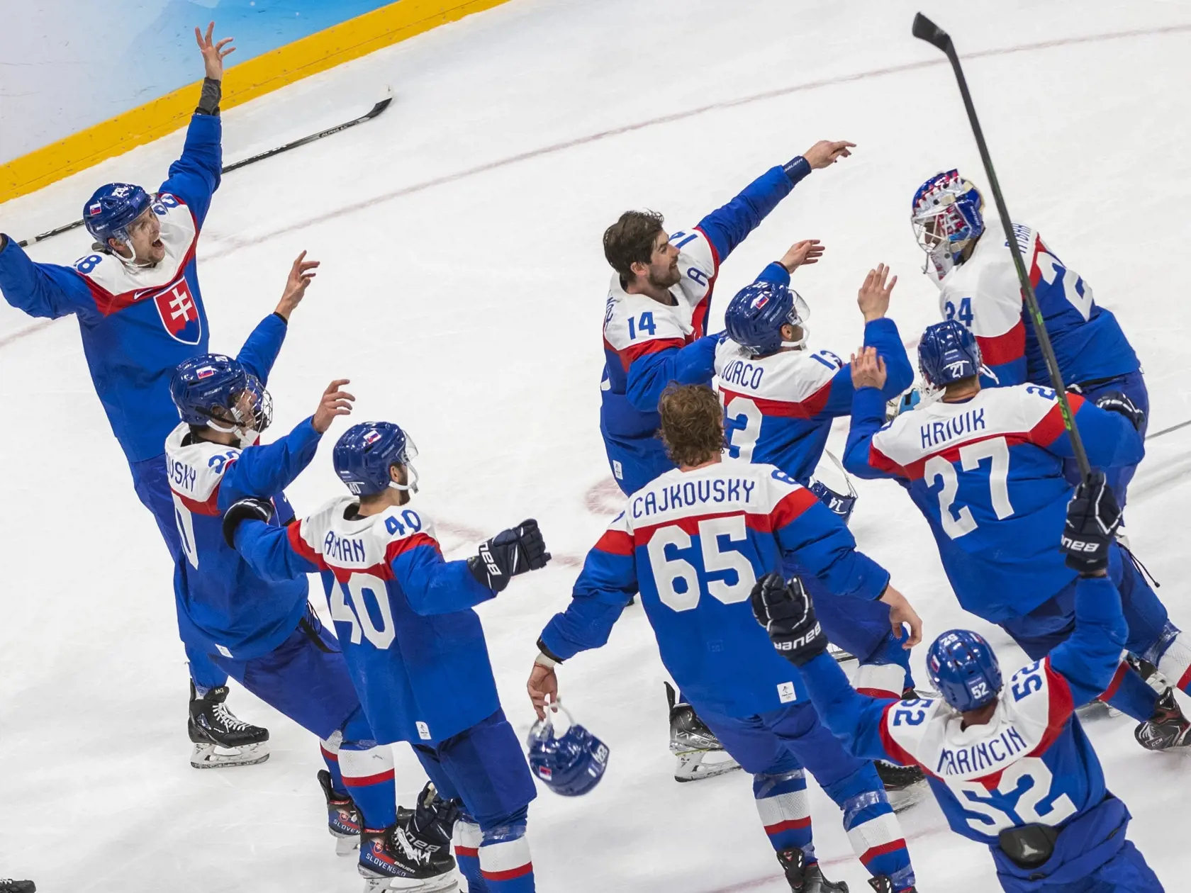 Na snímke hokejisti Slovenska sa tešia po výhre v zápase olympijského turnaja v hokeji mužov o bronz Slovensko - Švédsko na ZOH 2022 v Pekingu v sobotu 19. februára 2022. FOTO TASR - Jaroslav Novák